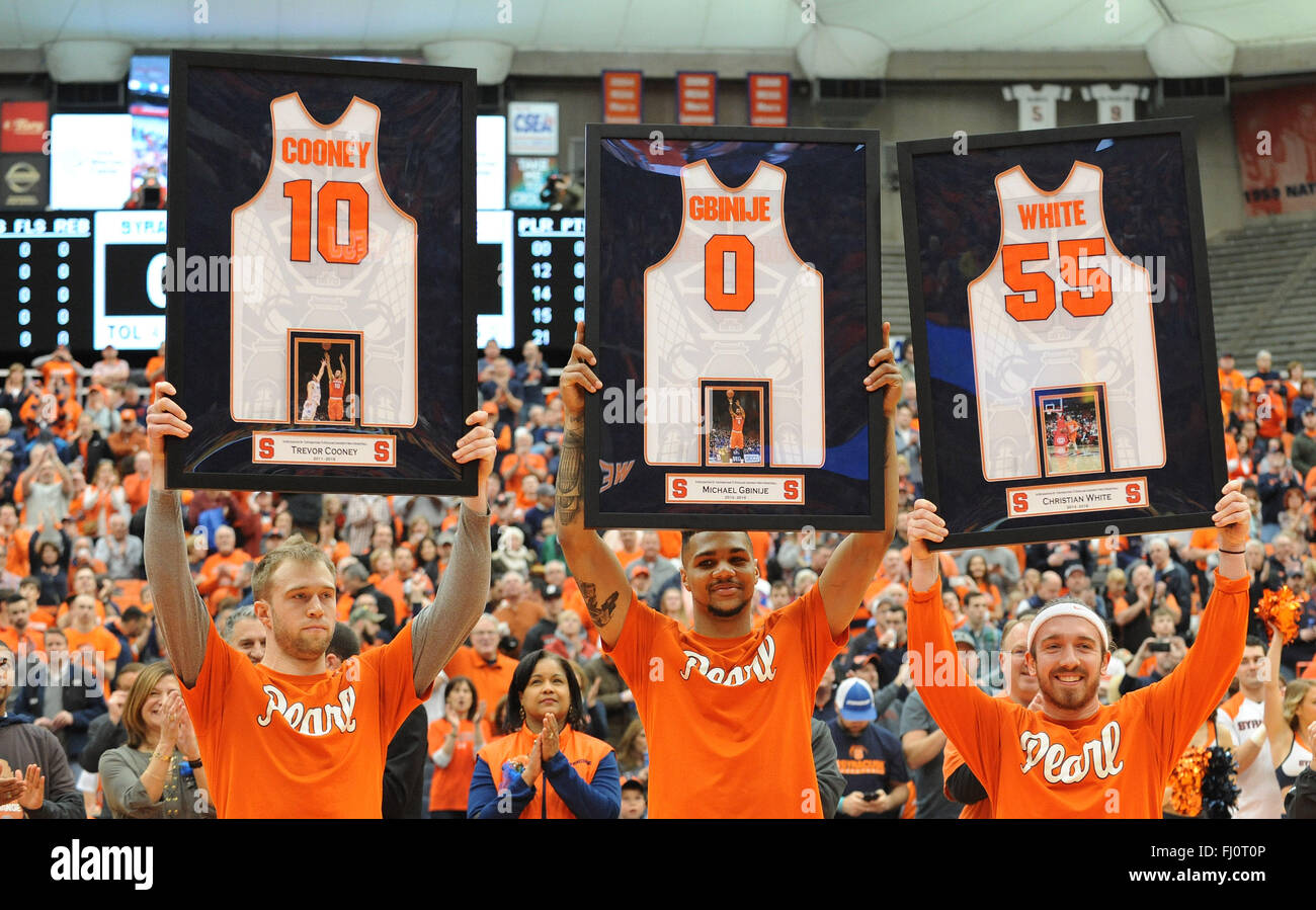 Syracuse, NY, STATI UNITI D'AMERICA. Il 27 febbraio, 2016. Seniors Trevor Cooney (10) Michael Gbinije (0) e Christian Bianco (55) get riconosciuti prima di Siracusa sconfiggere NC 75-66 dello Stato di fronte a 27,141 fans in un matchup ACC al Carrier Dome in Syracuse, New York. Foto di Alan Schwartz/Cal Sport Media/Alamy Live News Foto Stock