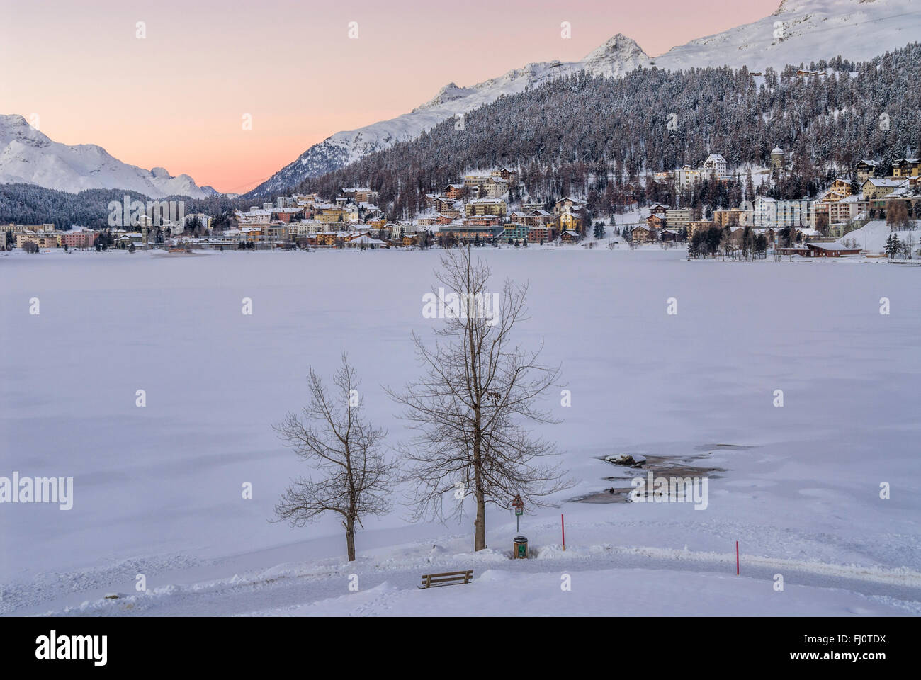 Vista sul lago St Moritz Bath in inverno, St.Moritz, Grigioni, Svizzera Foto Stock