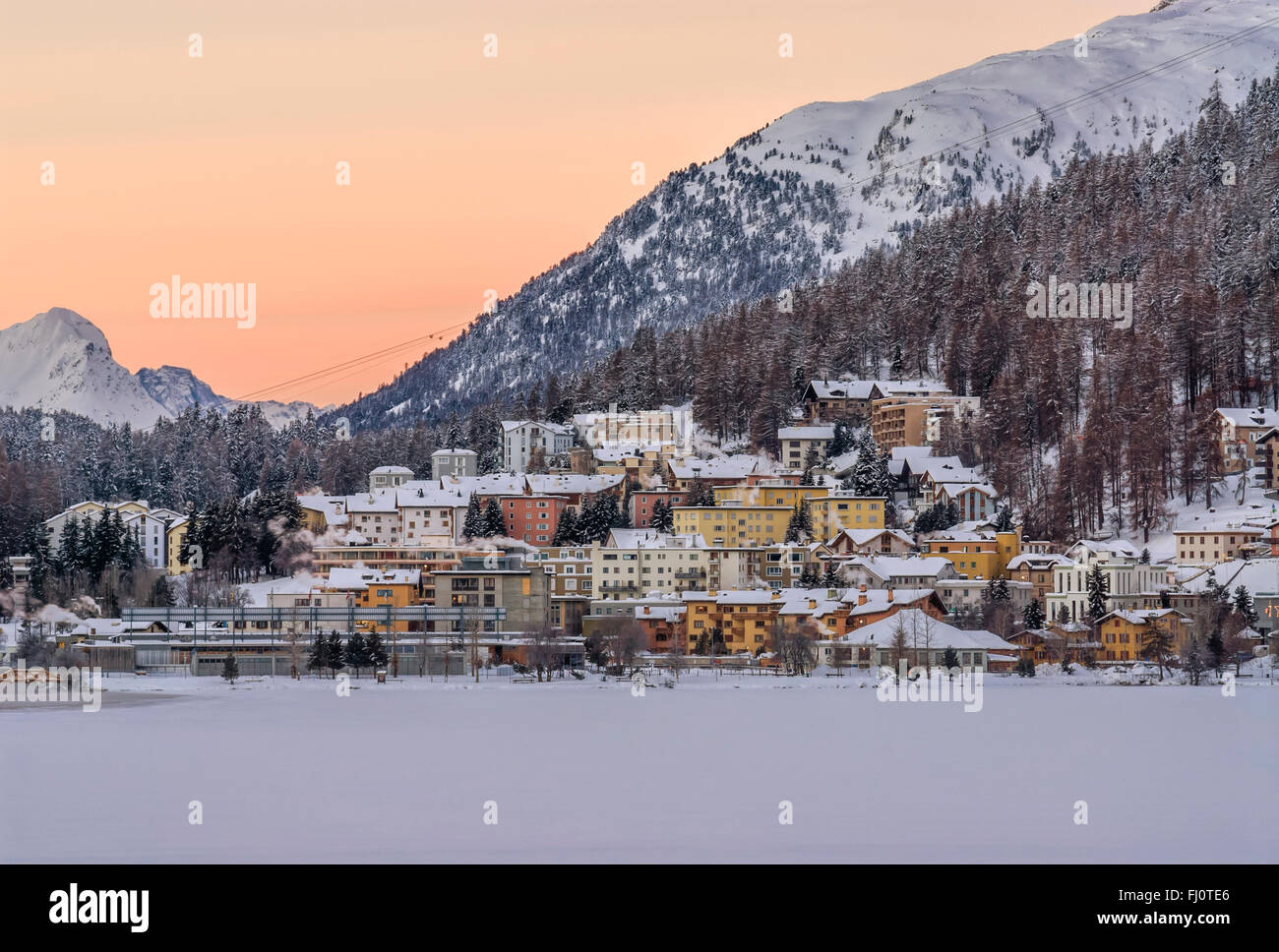 Vista sul lago St Moritz Bath in inverno, St Moritz, Grigioni, Svizzera Foto Stock