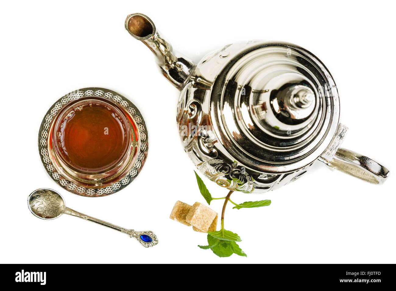 Arabo tradizionale tè alla menta su bianco backgroun Foto Stock