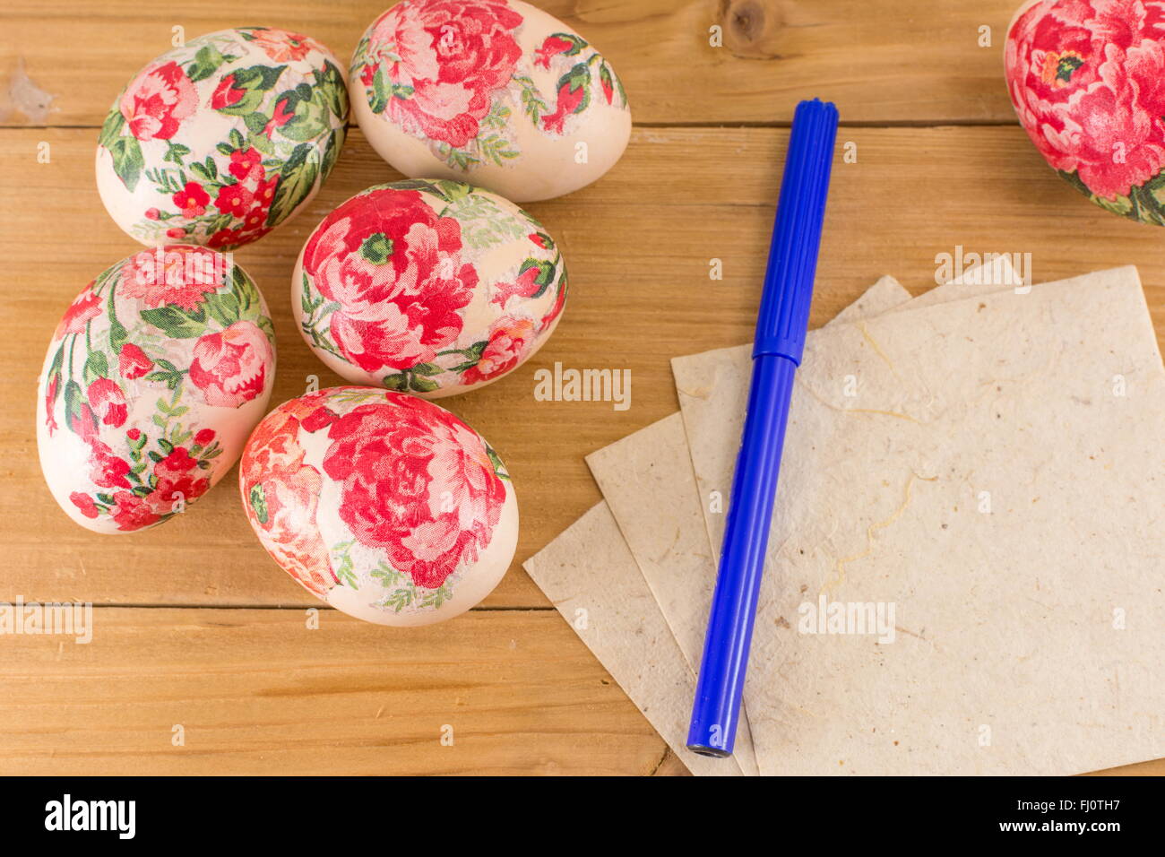 Scrittura di una nota di Pasqua decorate con le uova di Pasqua sul tavolo Foto Stock