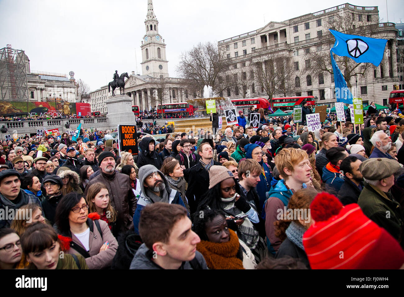 Londra, UK, 27 Febbraio 2016 - Migliaia di persone unite da esponenti politici e sindacali responsabili frequentare una massa manifestazione nazionale contro il rinnovo del Tridente armi nucleari in Marble Arch e rally in Trafalgar Square. La manifestazione organizzata dalla Campagna per il disarmo nucleare e supportati da fermare la guerra coalizione. Foto Stock