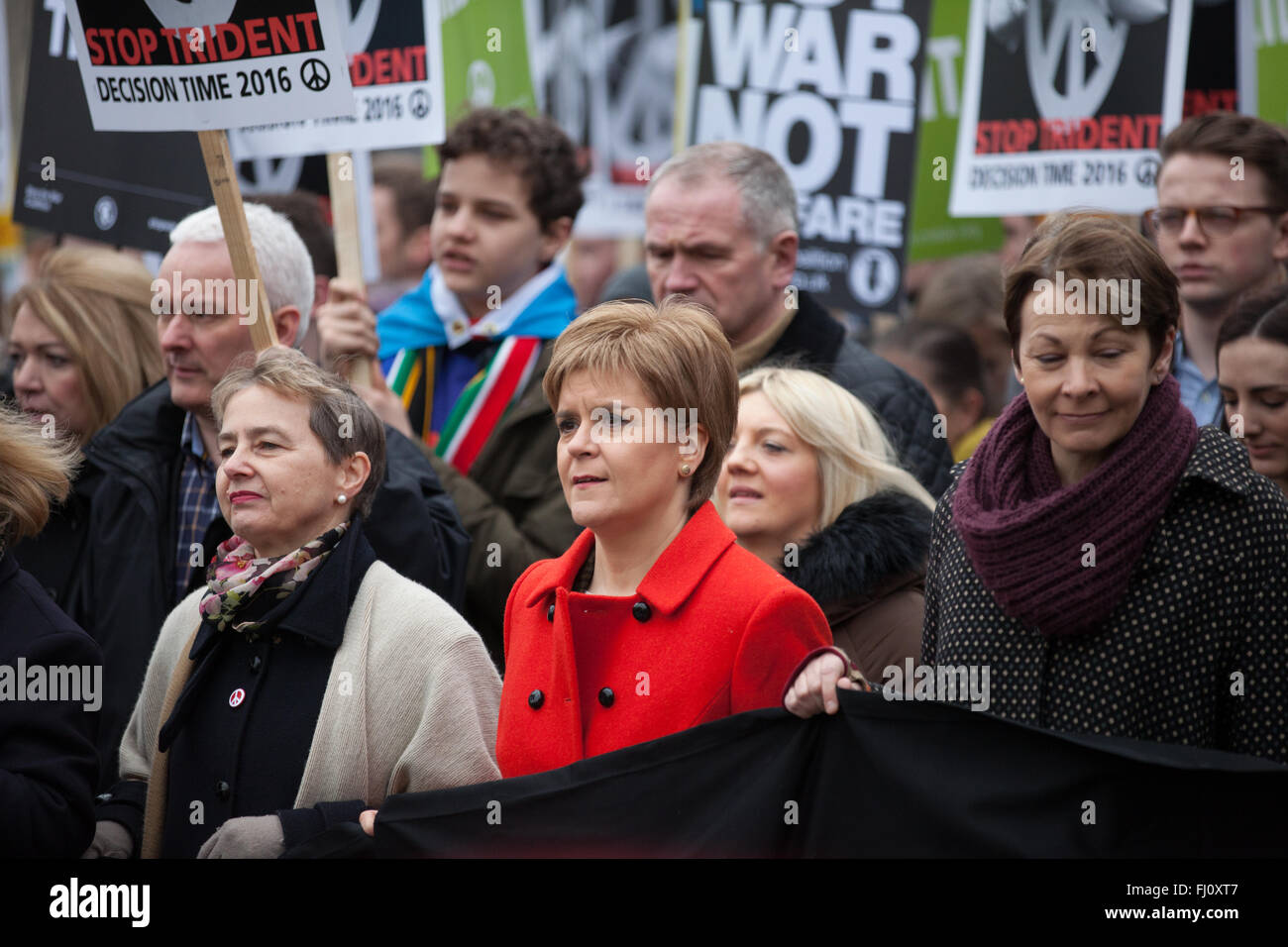 Londra, Regno Unito. Il 27 febbraio, 2016. Nicola storione, leader del Partito nazionale scozzese e il Primo ministro di Scozia, marche con Kate Hudson di CND e verde MP Caroline Lucas contro la Trident rinnovamento. Credito: Mark Kerrison/Alamy Live News Foto Stock