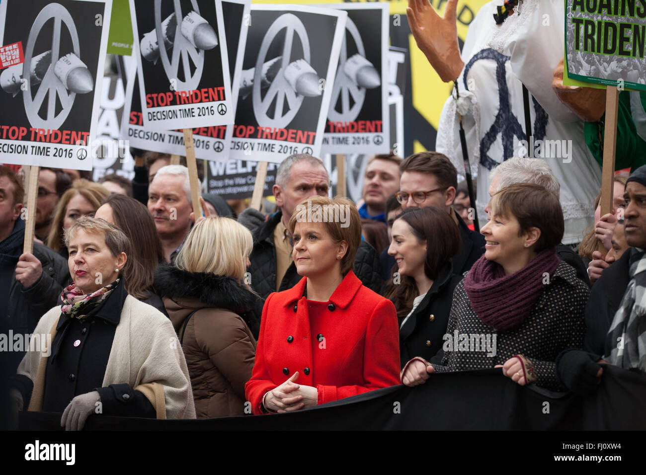 Londra, Regno Unito. Il 27 febbraio, 2016. Nicola storione, leader del Partito nazionale scozzese e il Primo ministro di Scozia, marche con Kate Hudson di CND e verde MP Caroline Lucas contro la Trident rinnovamento. Credito: Mark Kerrison/Alamy Live News Foto Stock