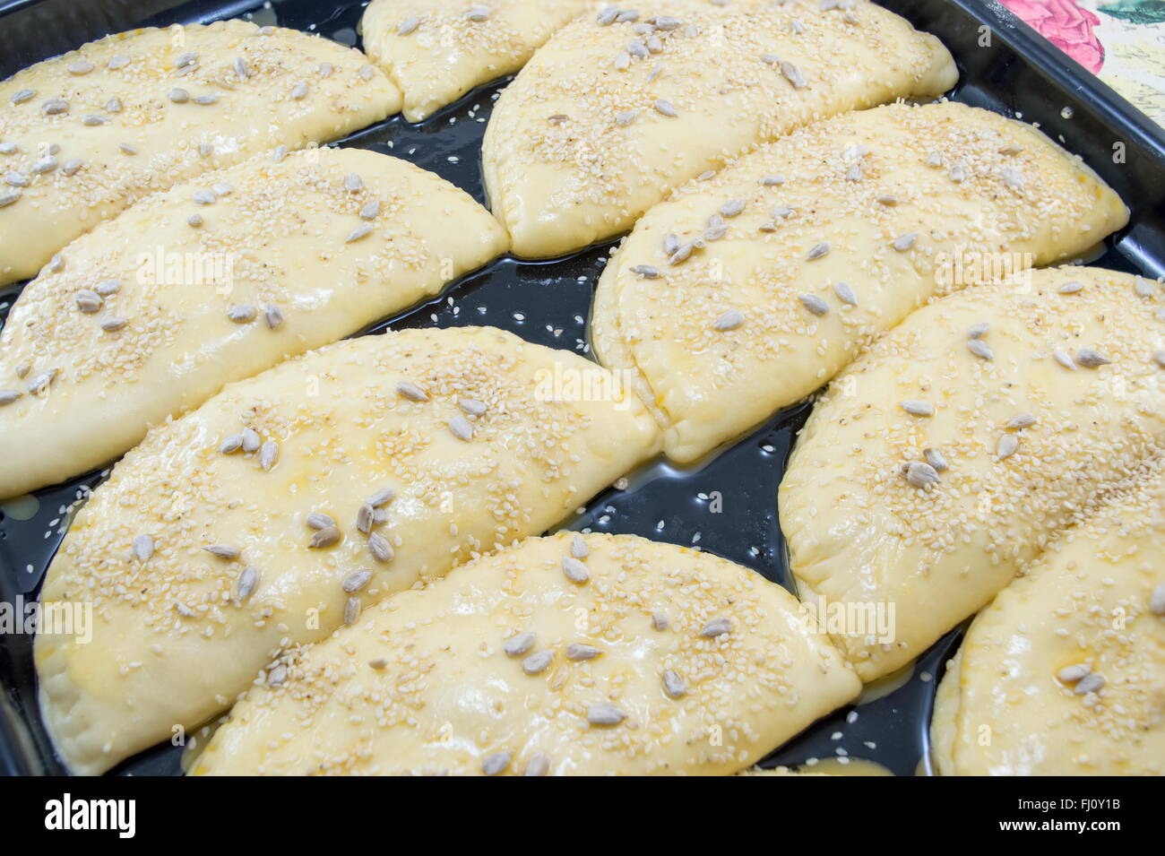 Dolci fatti in casa con sesamo pronti per la cottura Foto Stock