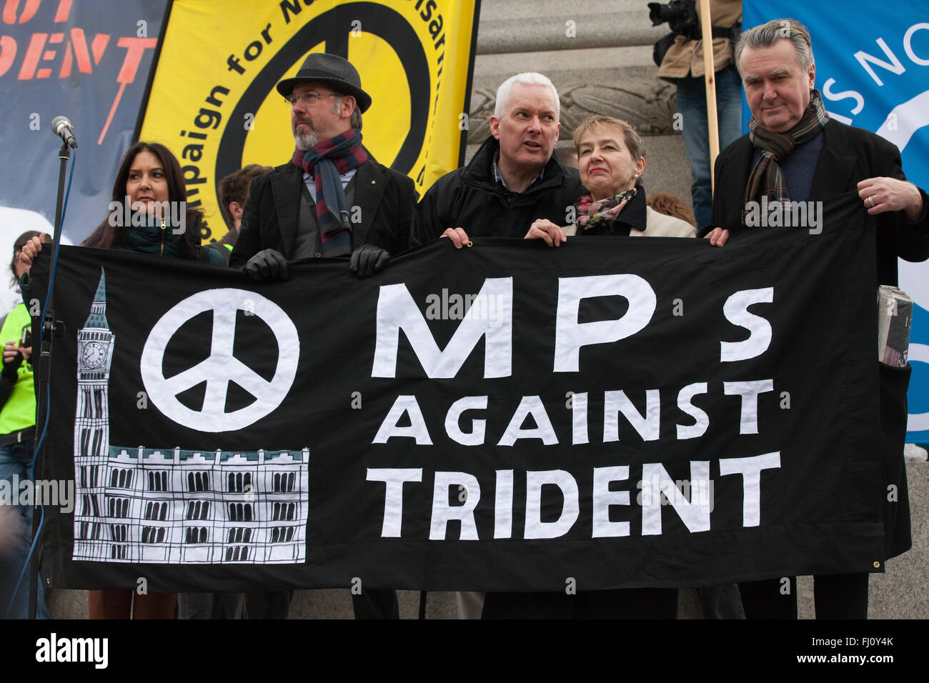 Londra, Regno Unito. Il 27 febbraio, 2016. Kate Hudson di CND si unisce SNP MPs Margaret Ferrier, Ronnie Cowan, Paul Monaghan e John Nicolson al rally contro Trident rinnovamento in Trafalgar Square. Credito: Mark Kerrison/Alamy Live News Foto Stock