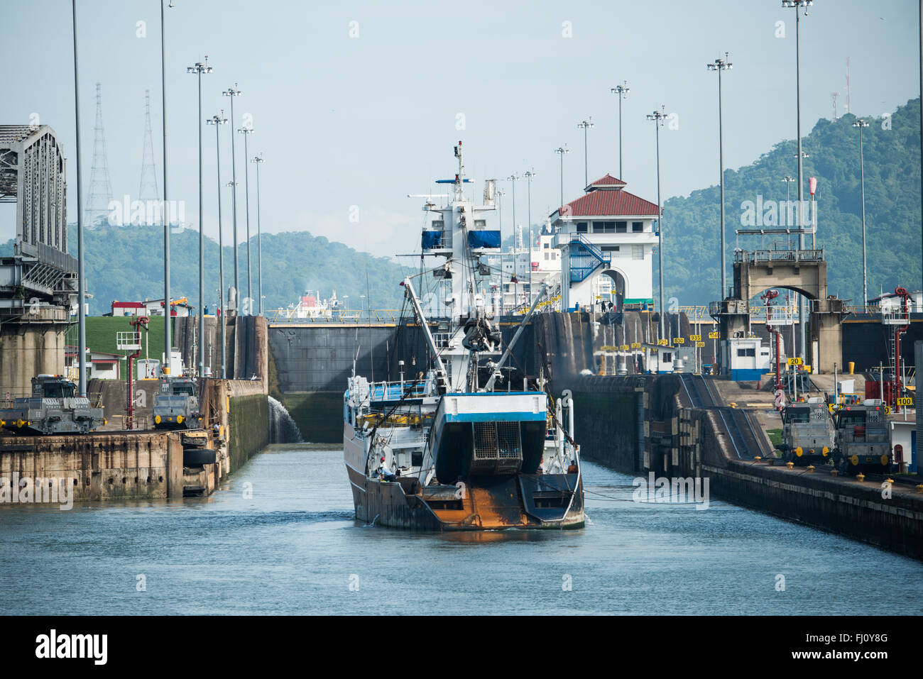 Canale di Panama, Panama--all'interno del Miraflores Locks sull'estremità meridionale del Canale di Panama. Inaugurato nel 1914, il canale di Panama è un cruciale corsia di spedizione tra il oceani Atlantico e Pacifico che significano che le navi che non dispongono di andare intorno alla parte inferiore del Sud America o al di sopra della sommità del Canada. Il canale è stato originariamente costruito e gestito dagli Stati Uniti ma è stato restituito a Panama nel 1999. Foto Stock