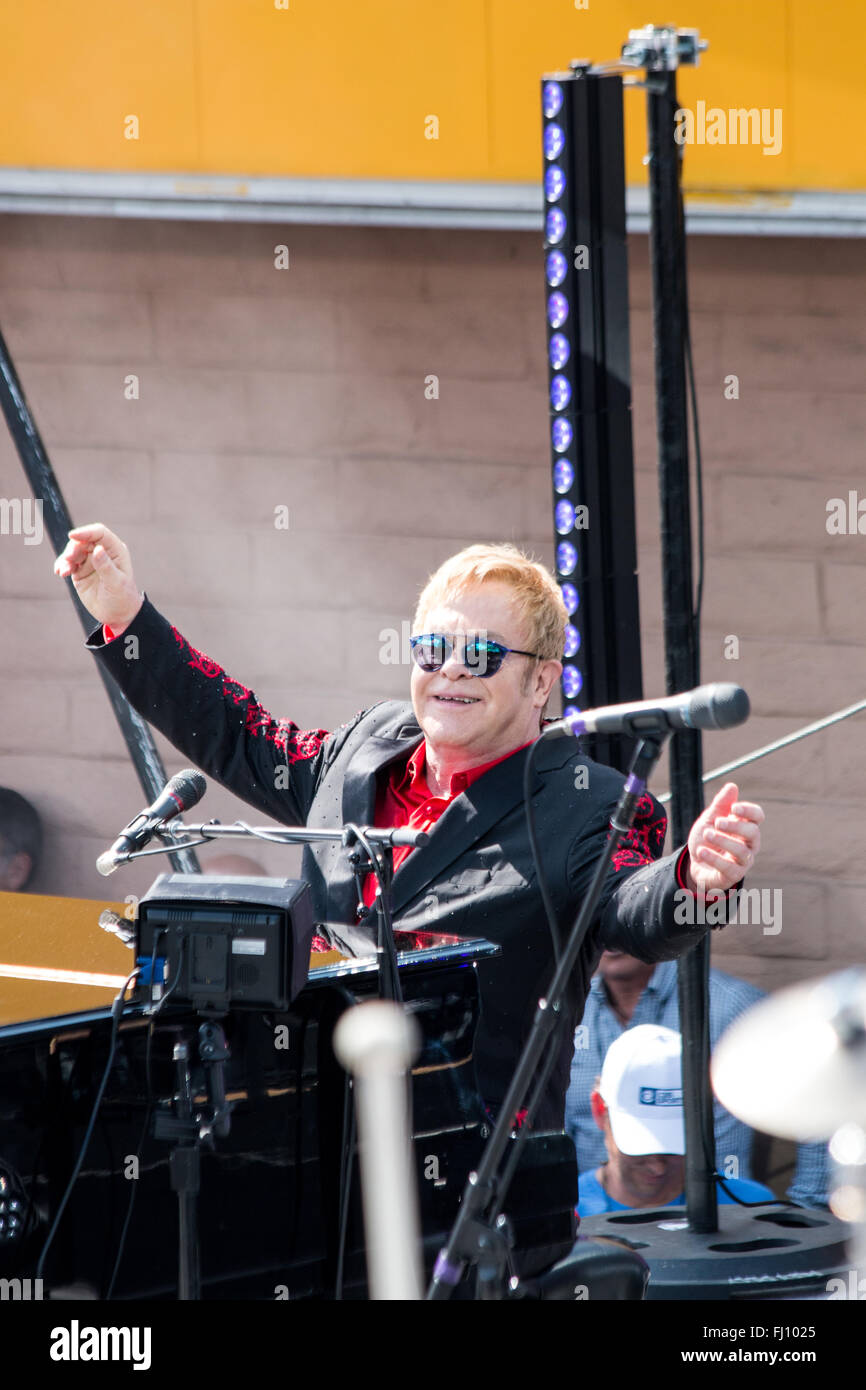 Los Angeles, California, USA. Il 27 febbraio, 2016. elon john prende un momento per riconoscere la folla a sorpresa un concerto gratuito tenutosi sul Sunset Strip di Los Angeles, california, Stati Uniti d'America. Credito: sheri determan/alamy live news Foto Stock