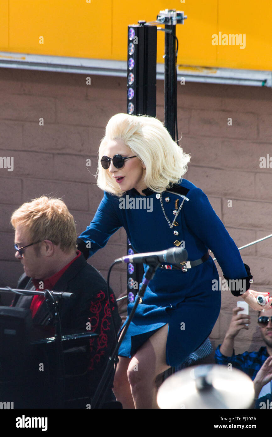 Los Angeles, California, USA. Il 27 febbraio, 2016. Lady Gaga rubinetti elton john sulla spalla come ella fa un'apparizione a sorpresa sul palco con lui al suo concerto gratuito sulla Sunset Strip di Los Angeles, california, Stati Uniti d'America. Credito: sheri determan/alamy live news Foto Stock