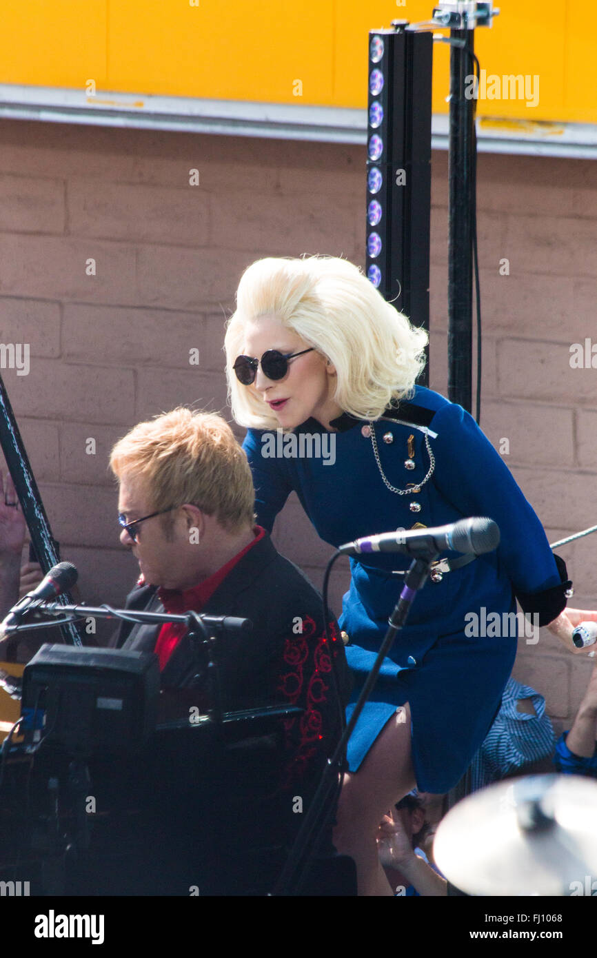 Los Angeles, California, USA. Il 27 febbraio, 2016. Lady Gaga rubinetti elton john sulla spalla come ella fa un'apparizione a sorpresa sul palco con lui al suo concerto gratuito sulla Sunset Strip di Los Angeles, california, Stati Uniti d'America. Credito: sheri determan/alamy live news Foto Stock