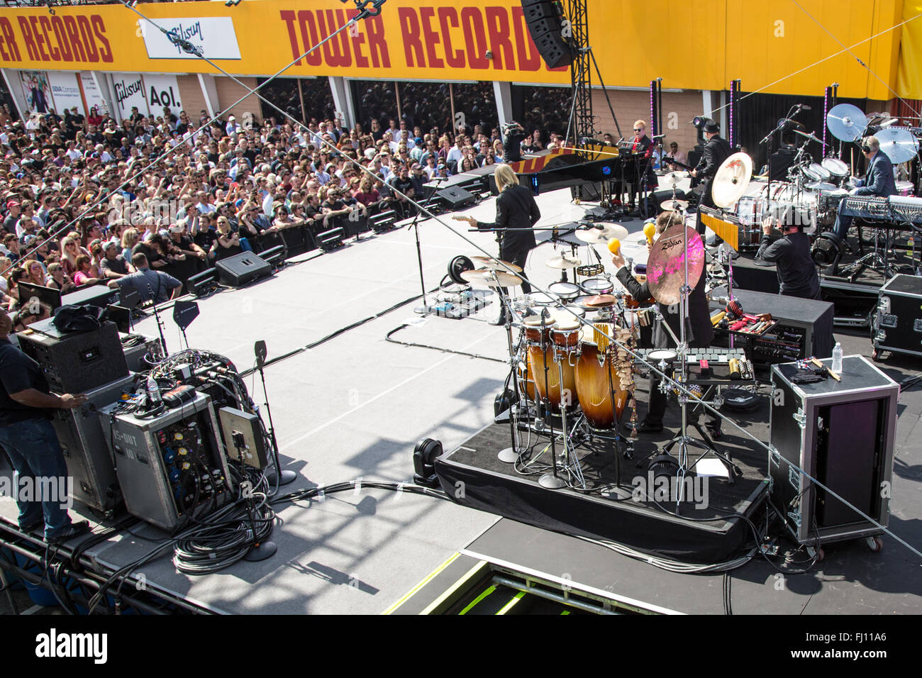 Los Angeles, California, USA. Il 27 febbraio, 2016. elton john e la sua band eseguire a sorpresa un concerto gratuito sulla Sunset Strip presso la torre precedente record Lotto Store di Los Angeles, california, Stati Uniti d'America. Credito: sheri determan/alamy live news Foto Stock