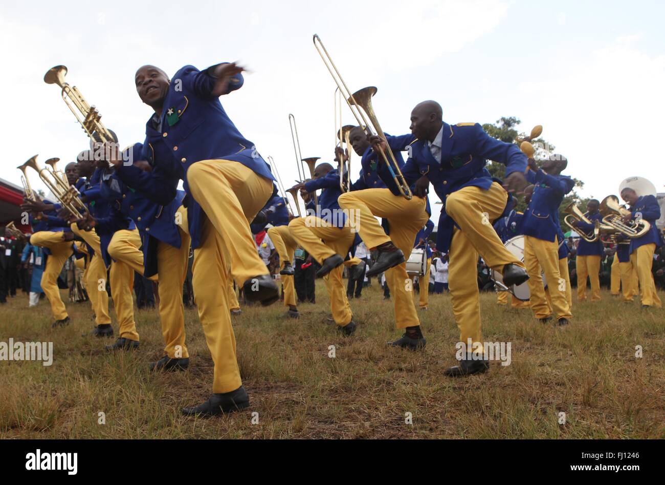 (160228) -- Masvingo (Zimbabwe), Febbraio 28, 2016 (Xinhua) -- ballerini eseguono nel corso del Presidente zimbabwano Robert Mugabe è 92ma celebrazione di compleanno a Grande Zimbabwe in Masvingo, Zimbabwe, il 27 febbraio 2016. Presidente zimbabwano Robert Mugabe, il più antico del mondo leader, ha segnato il suo compleanno 92il sabato con una sontuosa festa di compleanno che ha visto la partecipazione di migliaia di sostenitori di partito nella provincia di Masvingo. (Xinhua/Stringer) Foto Stock