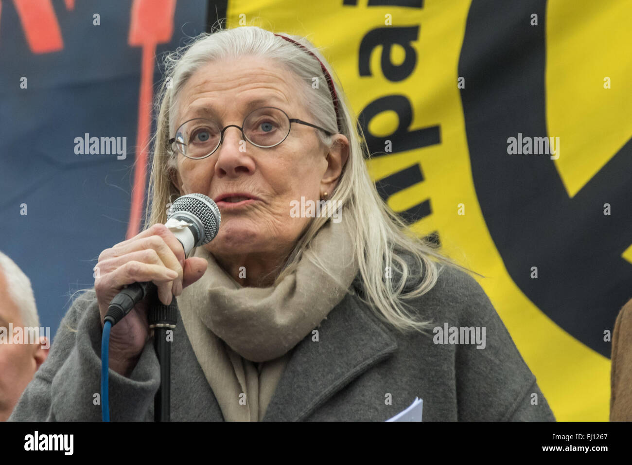 Londra, Regno Unito. Il 27 febbraio 2016. Le persone a un pranzo di rally in Trafalgar Square ascoltato oratori tra cui Nicola storione, Caroline Lucas, Leanne legno, Tariq Ali e parlando qui, Vanessa Redgrave. Tutti contrari la spesa di un importo stimato in € 180 miliardi di euro o di più sul rinnovamento di Trident che ha licenziato come immmoral, fuori della data, totalmente irrilevante per la nostra difesa e un completo spreco di denaro che potrebbe essere messo a molto meglio utilizzare fornendo un adeguato di posti di lavoro e servizi. Peter Marshall, Alamy Live News Foto Stock