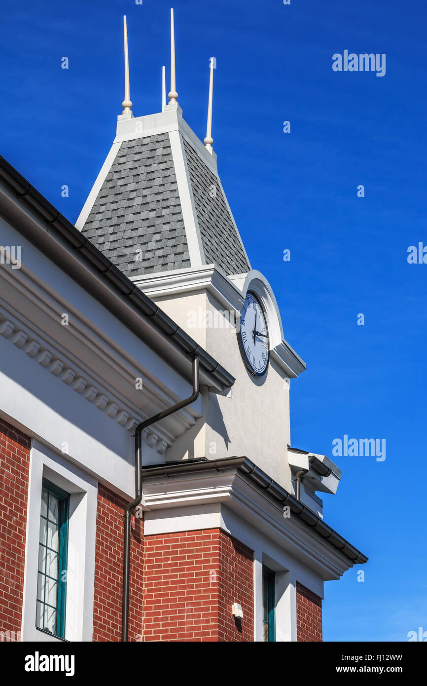 Torre dell orologio contro il cielo blu. Richmond, BC, Canada Foto Stock