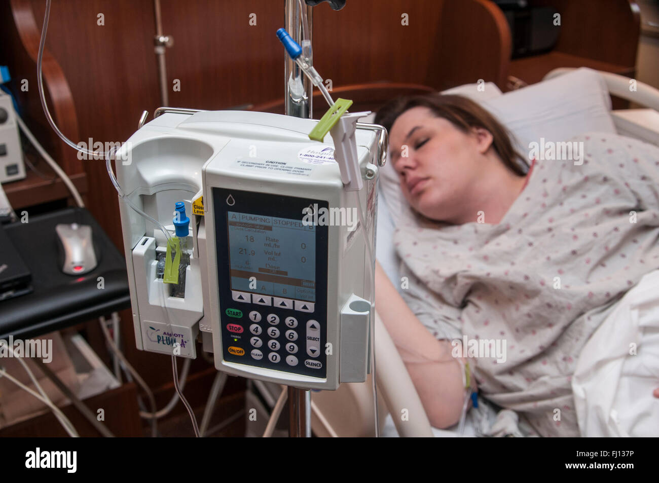Fridley, Minnesota. Unità ospedale. 31 anni single donna monitorato da una pompa di infusione in attesa di avere il suo bambino. Foto Stock