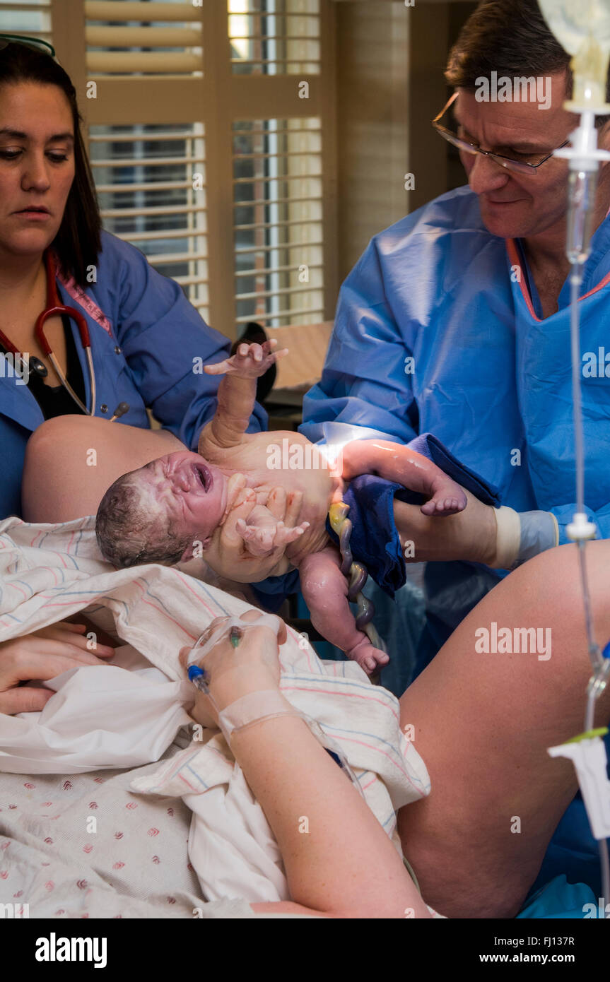 Fridley, Minnesota. Unità ospedale. 31 anni single mom avente un neonato bi-razziale bambina in ospedale. Foto Stock