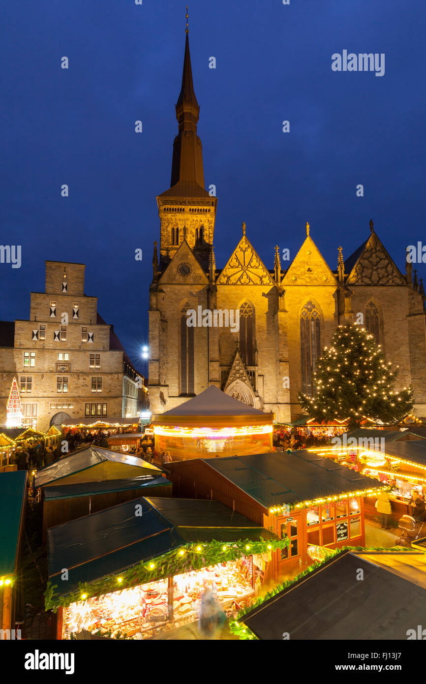 Germania, Osnabrueck, mercato di Natale, casa di pesatura e la chiesa di Santa Maria Foto Stock