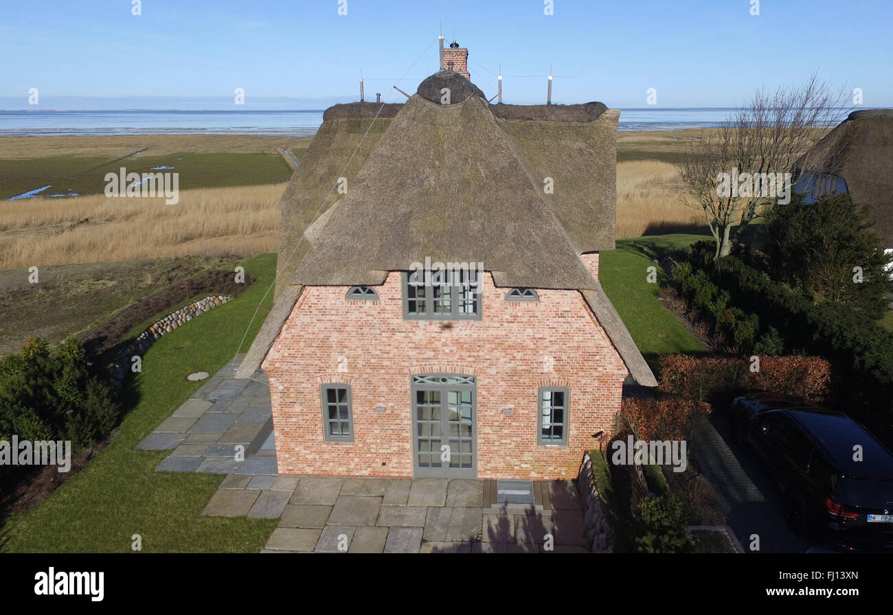 Antenna di una foto scattata da un drone di un nuovo singolo-casa famiglia offerti in vendita in Morsum sull isola di Sylt, Germania, 16 febbraio 2016. Una proprietà a Sylt è considerato un must di offerta da parte di alcuni broker. Tuttavia, l'associazione sociale mette in guardia contro un potenziale 'ghetto dei ricchi." un contingente sulle case di vacanza è quello di arginare il venduto dell'isola. Foto: CARSTEN REHDER/dpa Foto Stock