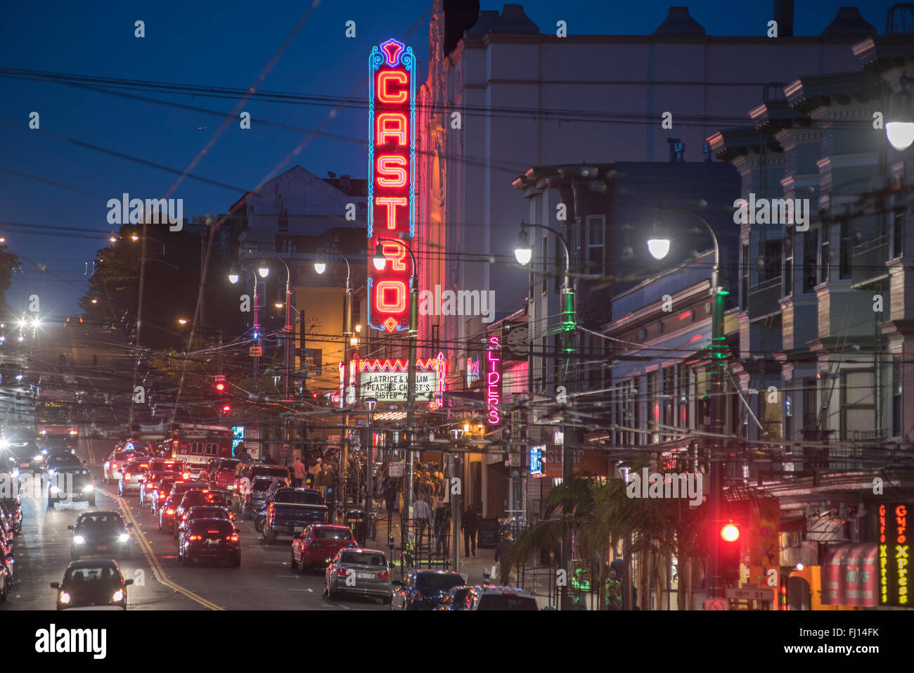 Castro Street, dotato del Castro Theatre/teatro nel quartiere Castro di San Francisco, California, Stati Uniti d'America. Foto Stock