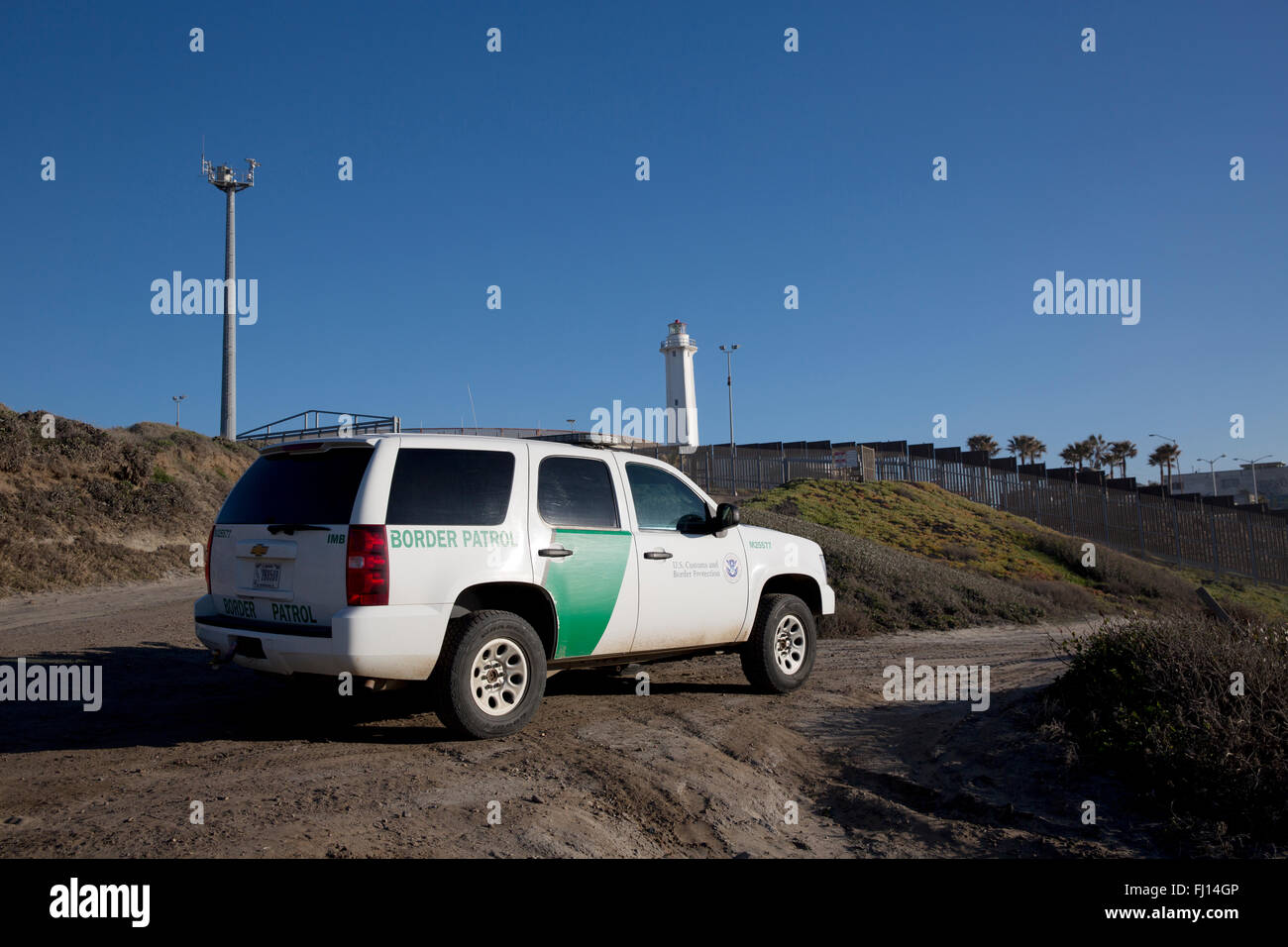 Noi Pattuglia di Confine sulla vigilanza da parte degli Stati Uniti della recinzione di confine a Tijuana, Messico Foto Stock