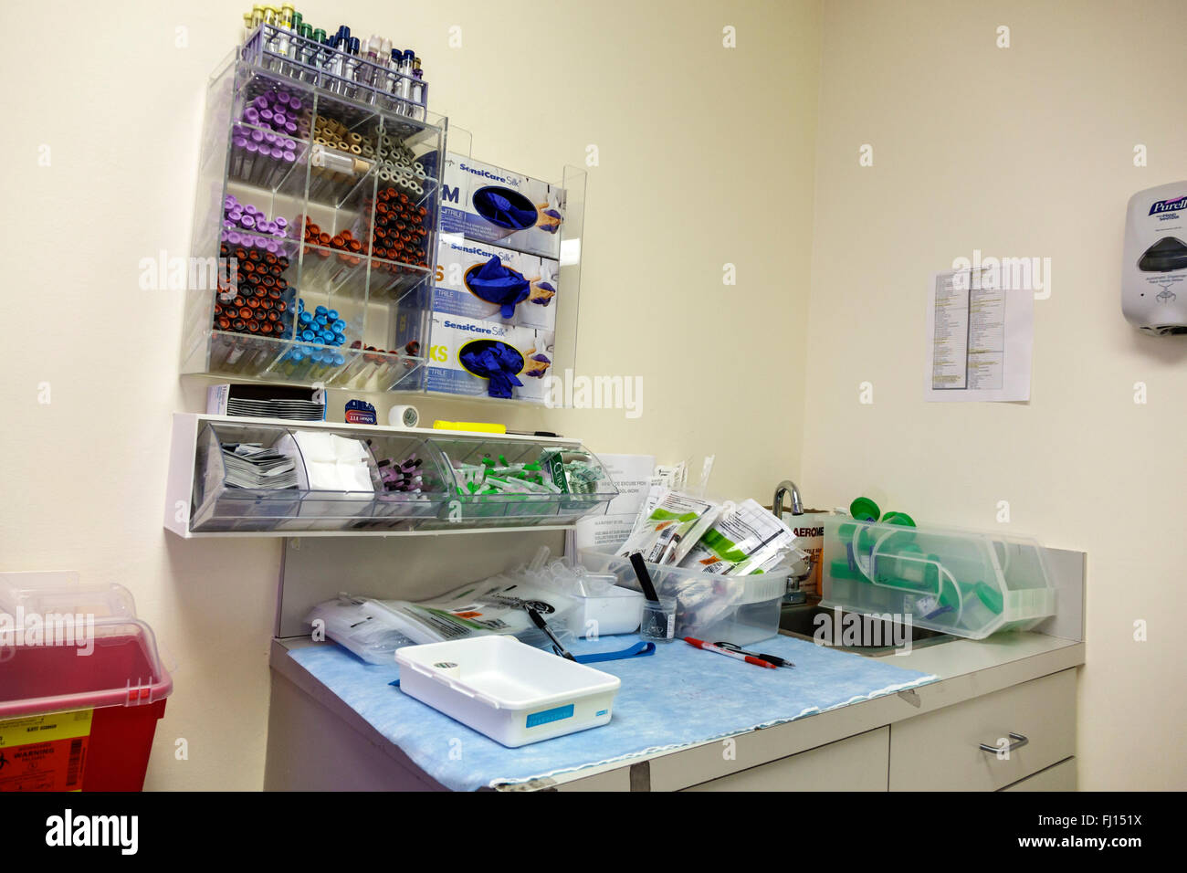 Florida,Sud,FL,Miami Beach,clinica sanitaria della comunità medica,interno,test di droga del sangue,forniture,fiale,provette,visitatori viaggio a. Foto Stock