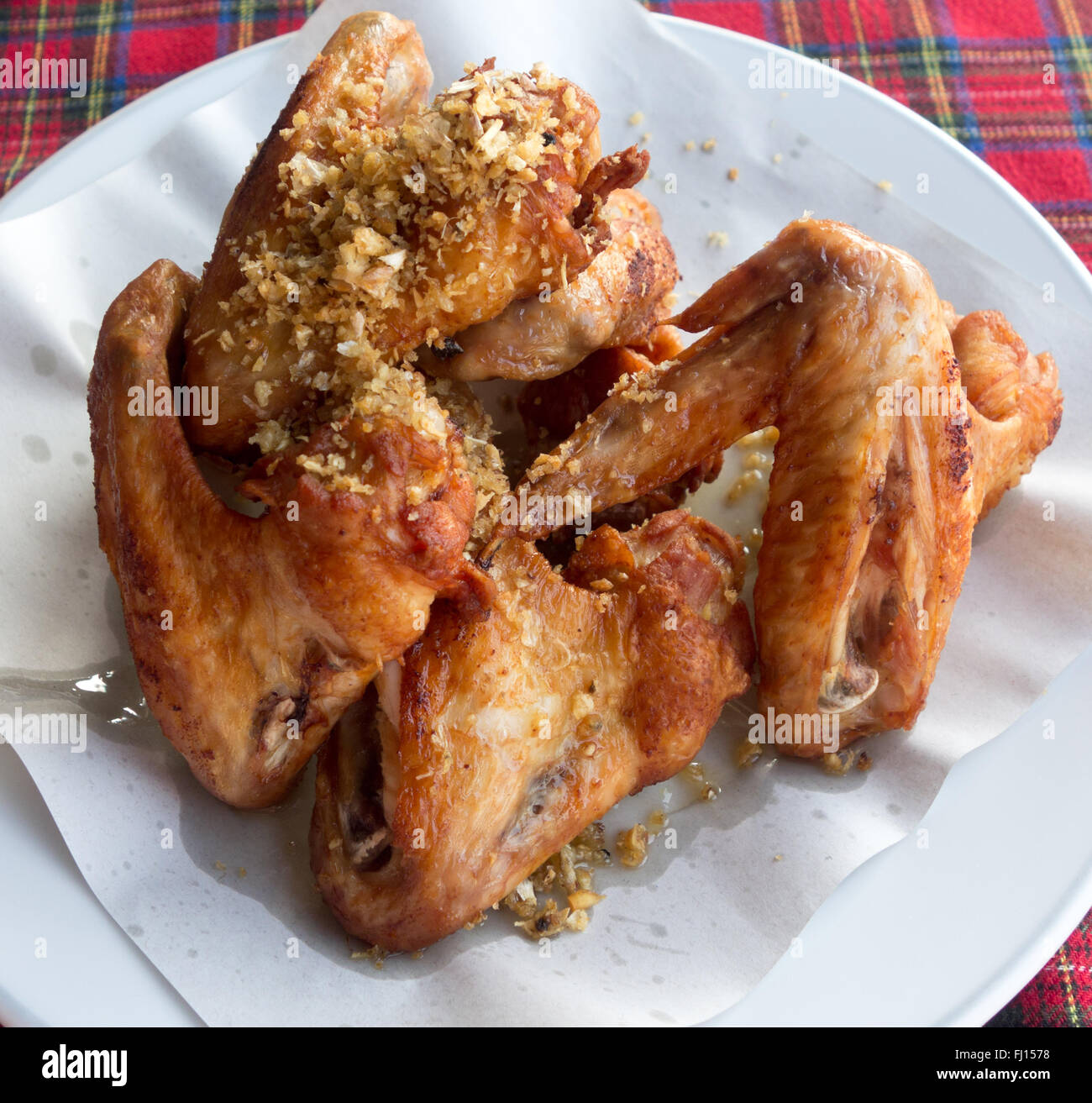 Grigliata di ali di pollo con aglio Foto Stock