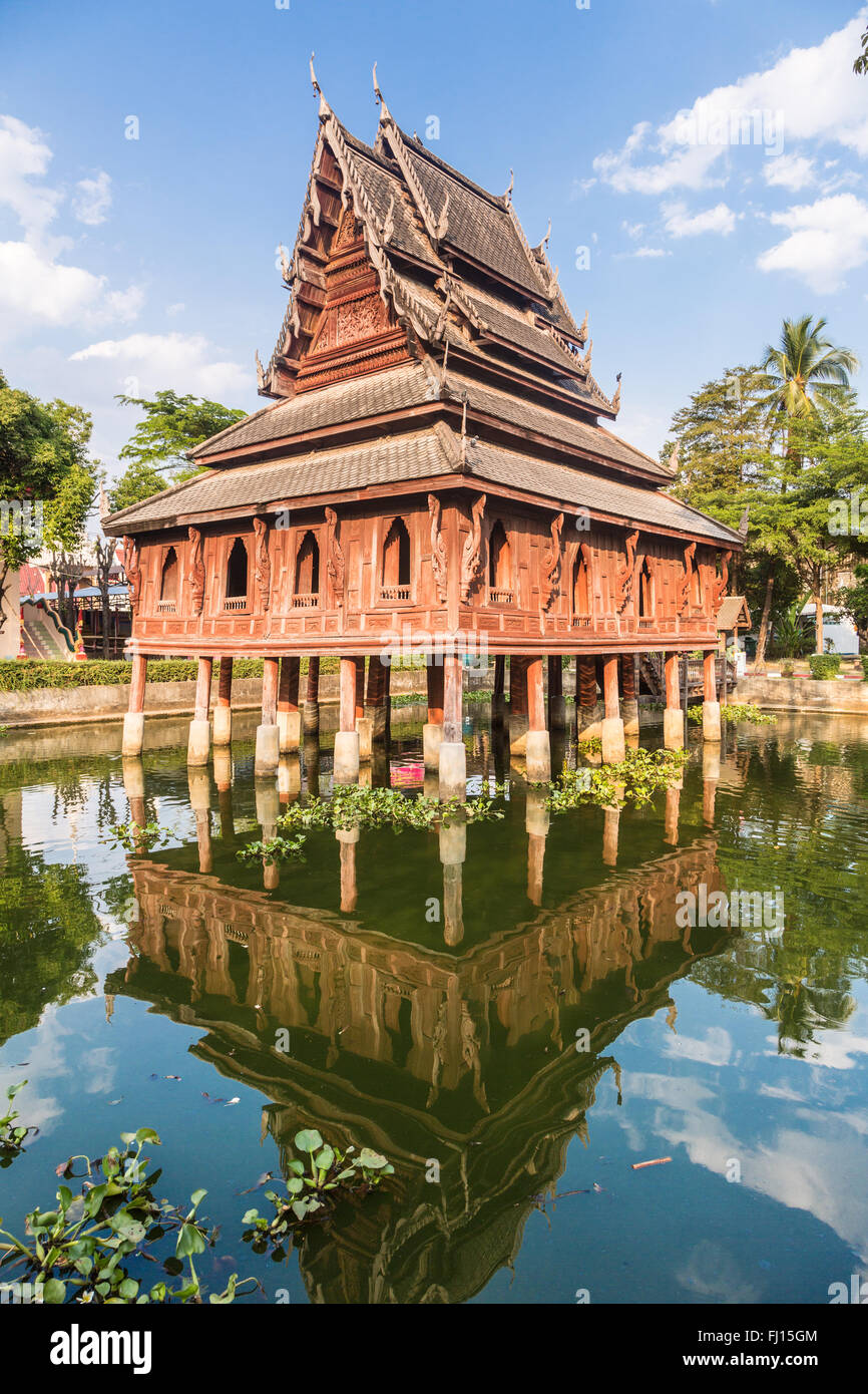 La libreria su palafitte in Wat Thung Si Muang tempio di Ubon Ratchatani in Isan, a nord est della Thailandia. Foto Stock