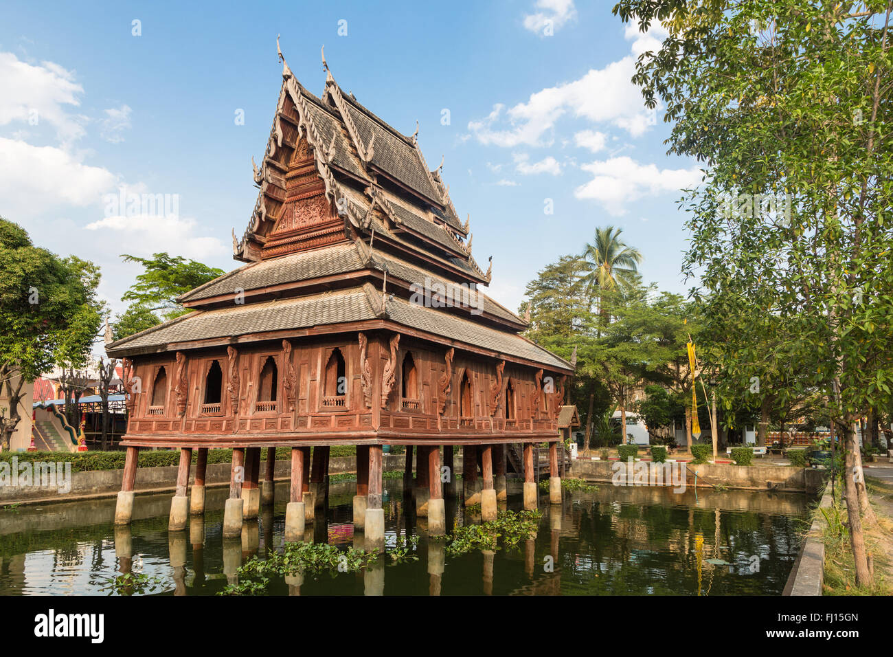 La libreria su palafitte in Wat Thung Si Muang tempio di Ubon Ratchatani in Isan, a nord est della Thailandia. Foto Stock