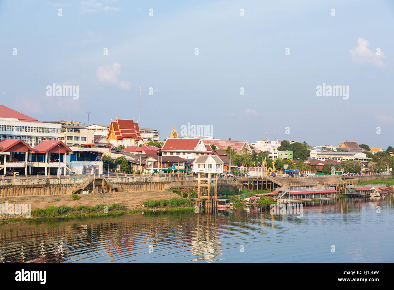 Il Moon River attraversa Ubon Ratchatani città nel nord est della Thailandia, una regione conosciuta come Isan. Foto Stock