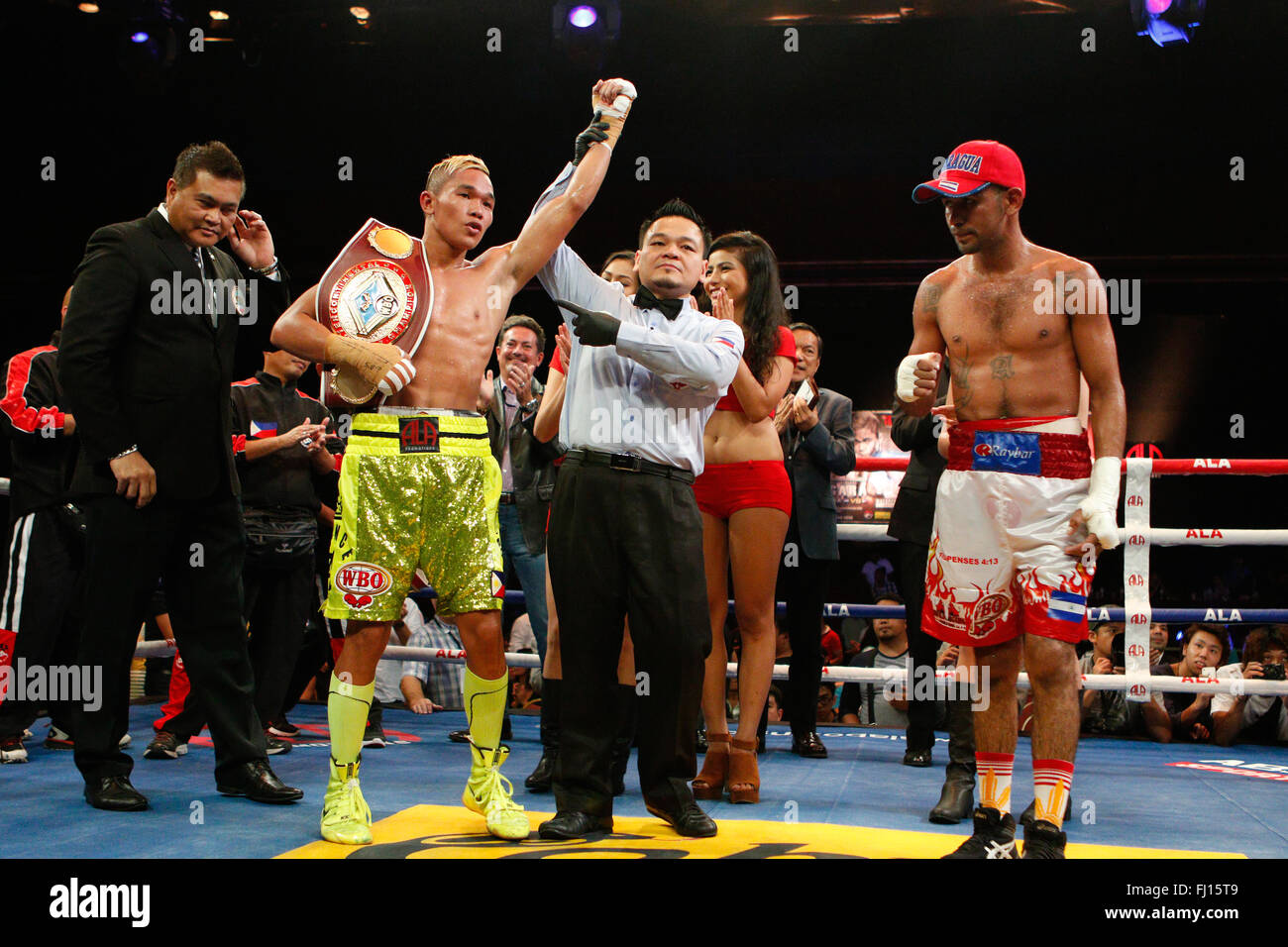 Waterfront Hotel,Cebu, Filippine 27/02/2016.Pinoy orgoglio 35 'Stelle del futuro" pugilato evento. Filippino principe Albert Pagara e nicaraguense Yesner challenger Talavera battaglia per la WBO Intercontinental Jr.piuma campionato.Pagara prendendo una decisione unanime su dodici tornate e ora si estende il suo record imbattuto a W26 L0 D0. Foto Stock