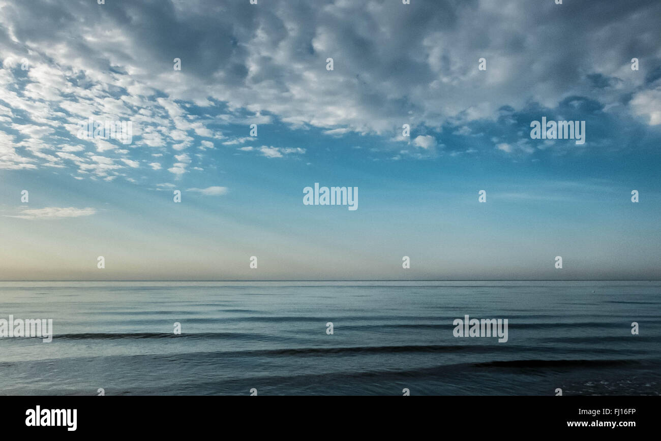 Mare calmo con cielo blu Foto Stock