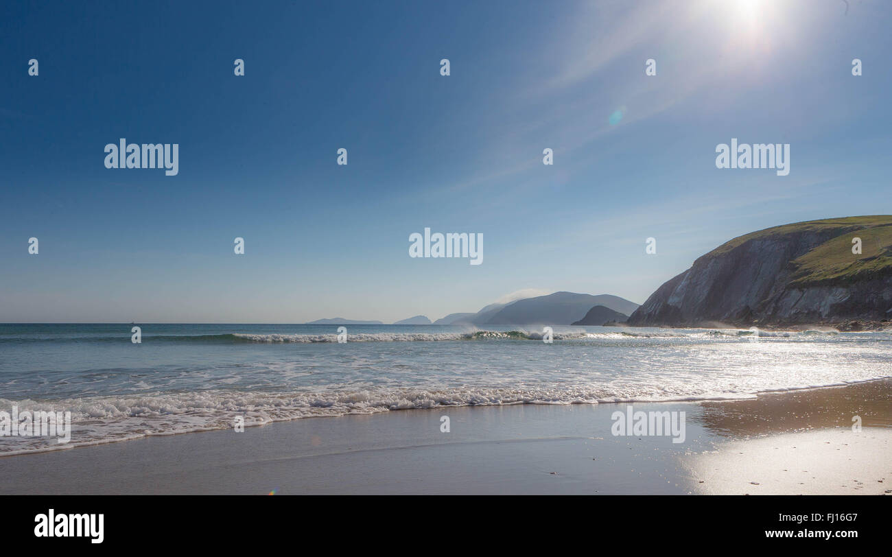 Spiaggia con cielo blu Foto Stock