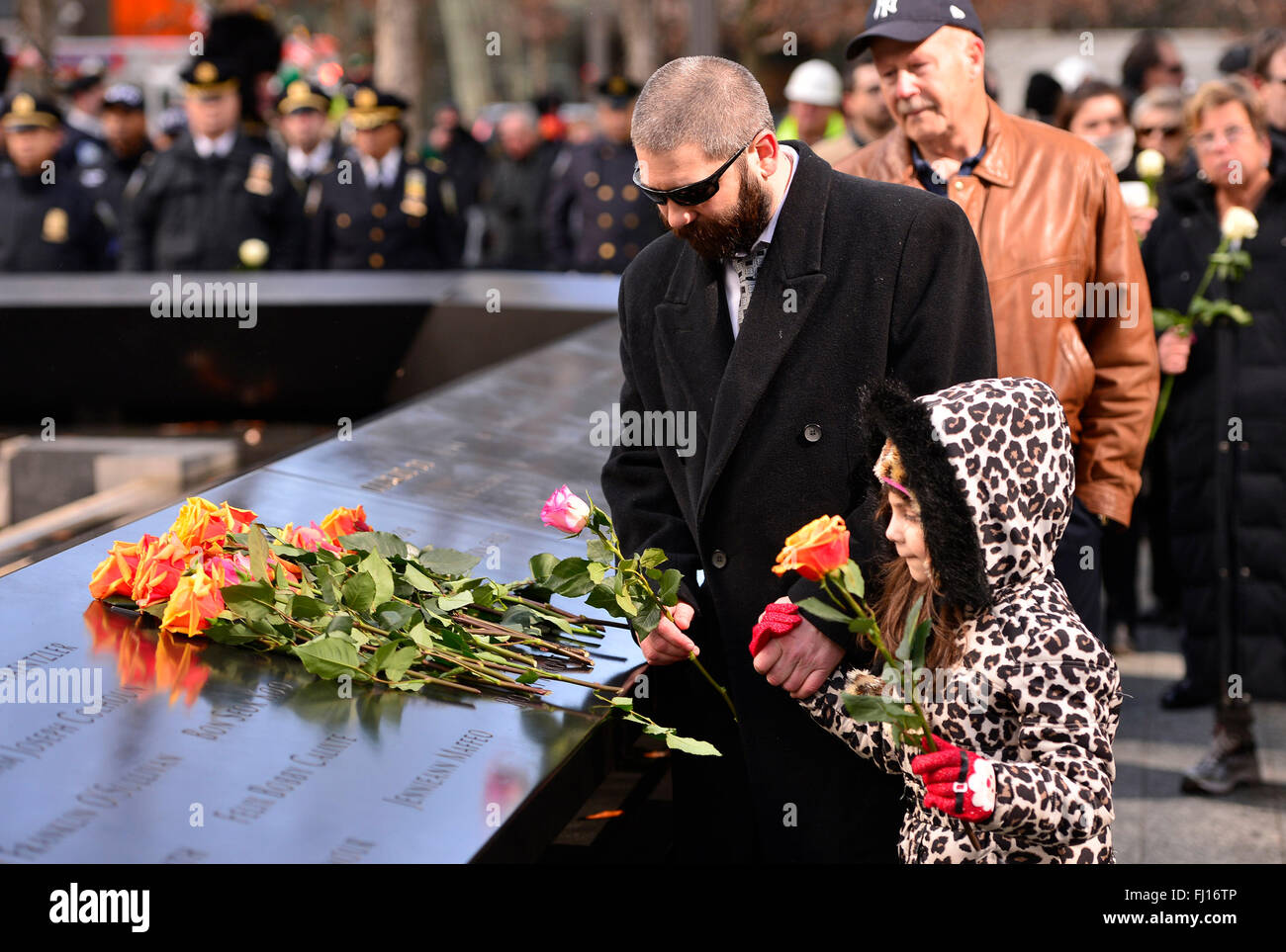 Pechino, USA. 26 Febbraio, 2016. Persone posizionare le rose al 9/11 Memorial durante una cerimonia di commemorazione del ventitreesimo anniversario della 1993 World Trade Center bombardamenti, in New York, Stati Uniti, Feb 26, 2016. Un camion bomba è esplosa sotto il World Trade Center la torre nord nel febbraio 26, 1993, che ha provocato la morte di sei persone e il ferimento di più di 1.000. © Wang Lei/Xinhua/Alamy Live News Foto Stock