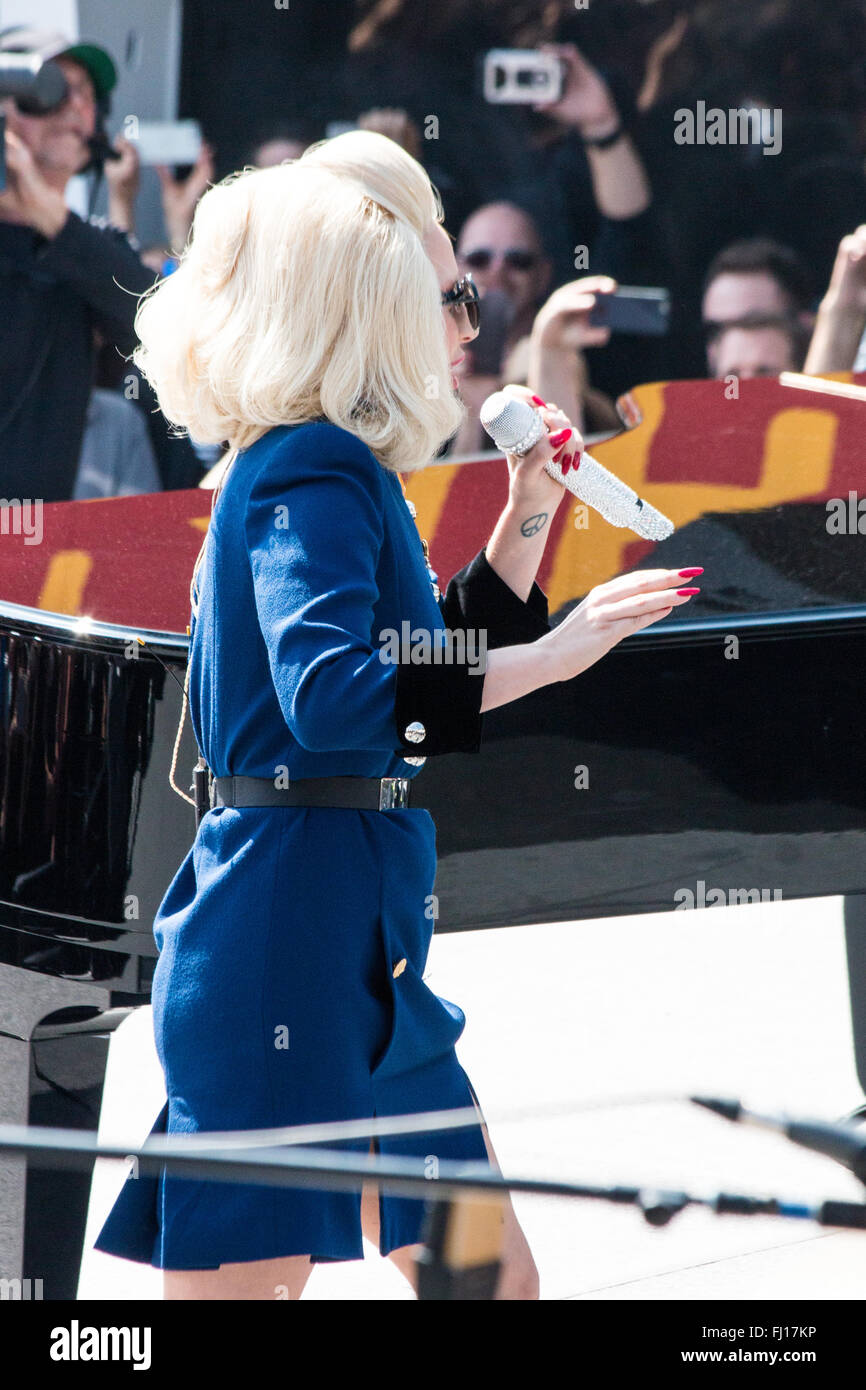 Los Angeles, California, USA. Il 27 febbraio, 2016. Lady Gaga esegue sul palco di elton john concerto gratuito sulla Sunset Strip di Los Angeles, California, USA. Ha cantato un duetto con elton john della canzone "non lasciare che il Sun andare giù su me.": credito sheri determan/alamy live news Foto Stock