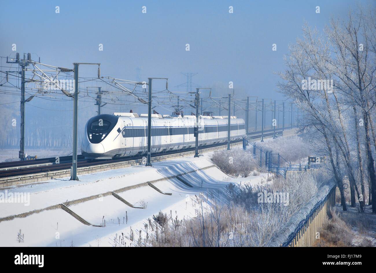 (160228) -- Pechino, 28 febbraio, 2016 (Xinhua) -- File foto scattata nel febbraio 14, 2015 mostra un CRH2G bullet train eseguendo una prova su Harbin-Dalian rete ferroviaria ad alta velocità, nord-ovest della Cina. " Costruire più ad alta velocità delle ferrovie è stato un tema caldo in sessioni annuali della Cina le legislature provinciali e politiche degli organismi consultivi intensamente tenutosi a gennaio. La Cina è il più grande del mondo della rete ferroviaria ad alta velocità, con la totale lunghezza operativa raggiungendo 19.000 km entro la fine del 2015, circa il 60 per cento del totale del mondo. Espansione della rete ferroviaria ad alta velocità offre convenienza senza precedenti Foto Stock