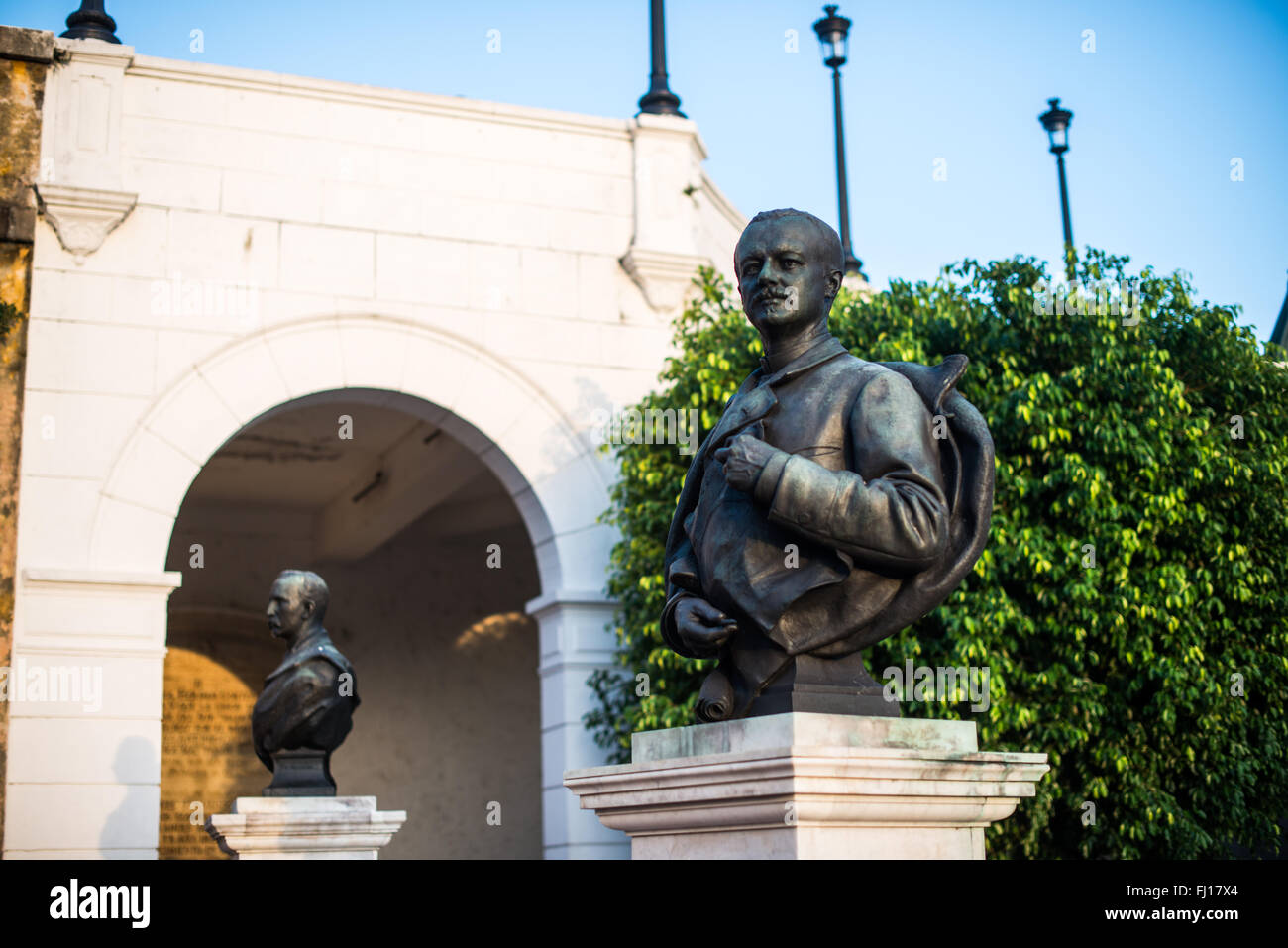 Paseo de Las Bóvedas statue casco Viejo Panama City // PANAMA CITY, Panama — statue lungo il lungomare del Paseo de Las Bóvedas a casco Viejo, lo storico quartiere coloniale di Panama City. Questo sito patrimonio dell'umanità dell'UNESCO presenta un'architettura coloniale spagnola risalente alla fine del XVII secolo, quando la città fu ricostruita in seguito agli attacchi dei pirati. Casco Viejo (noto anche come casco Antiguo) occupa una piccola penisola e funge da popolare destinazione turistica che mostra il ricco patrimonio culturale e la storia di Panama. L'area ha subito notevoli sforzi di restauro a partire dal Foto Stock
