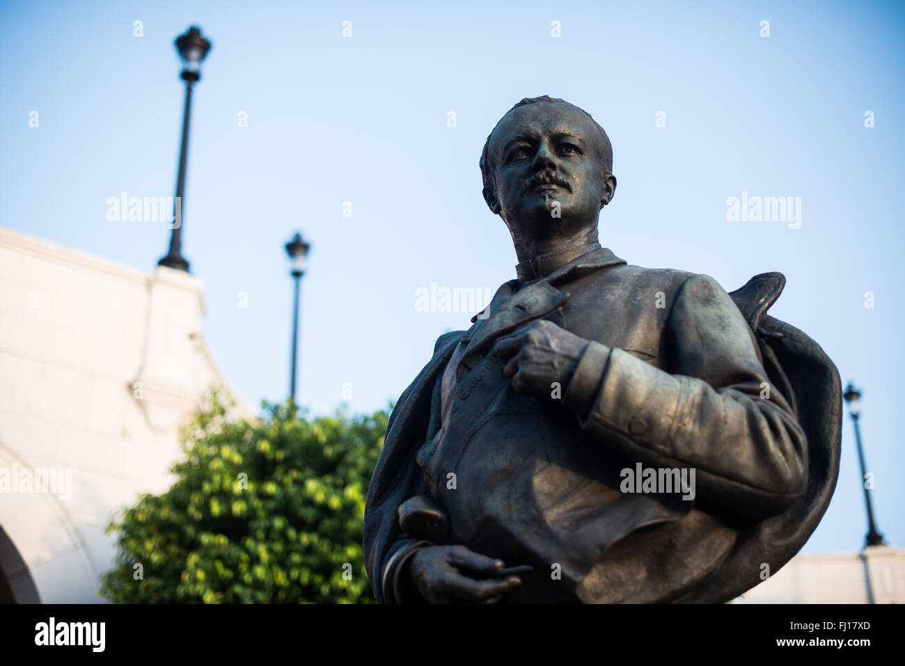 Statua Paseo de Las Bóvedas casco Viejo Panama City // PANAMA CITY, Panama — statue lungo il lungomare del Paseo de Las Bóvedas a casco Viejo, lo storico quartiere coloniale di Panama City. Questo sito patrimonio dell'umanità dell'UNESCO presenta un'architettura coloniale spagnola risalente alla fine del XVII secolo, quando la città fu ricostruita in seguito agli attacchi dei pirati. Casco Viejo (noto anche come casco Antiguo) occupa una piccola penisola e funge da popolare destinazione turistica che mostra il ricco patrimonio culturale e la storia di Panama. L'area ha subito notevoli sforzi di restauro a partire dal Foto Stock