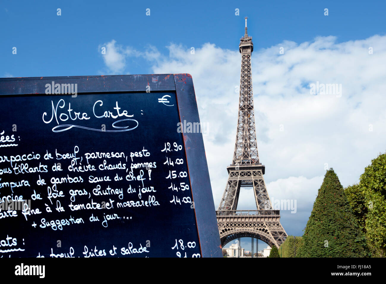 Paris ristorante menu Chalk board con la Torre Eiffel a distanza. Foto Stock