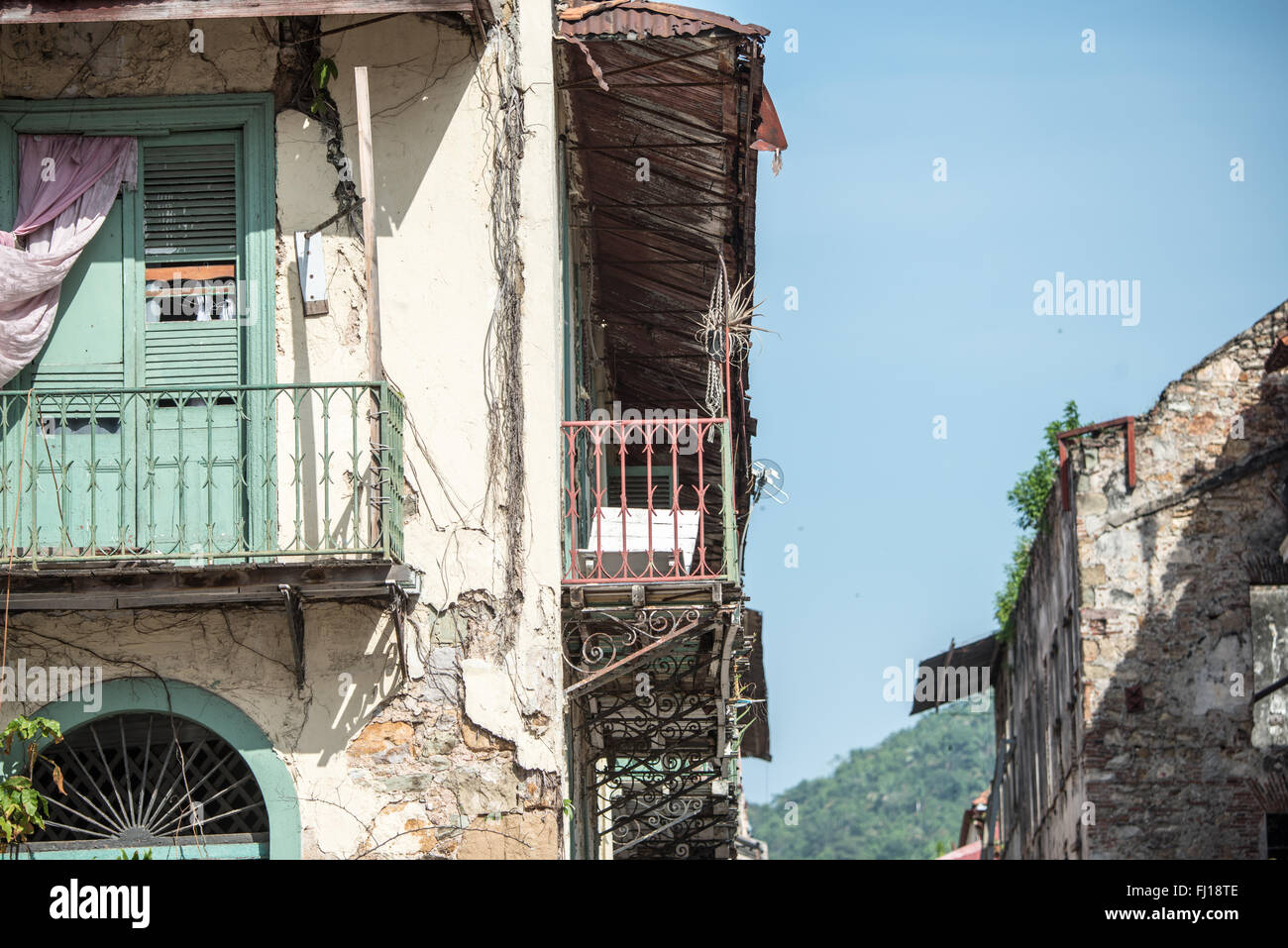 CITTÀ DI PANAMA, Panama: Edifici e architettura coloniale spagnola sulle strade dello storico quartiere casco Viejo (San Felipe) di Panama City, Panama. L'area fu fondata nel XVII secolo dopo che una parte più antica di Panama, Panama Viejo, fu saccheggiata e distrutta. Casco Viejo gode ora di protezione come sito patrimonio dell'umanità dell'UNESCO che impone regole rigorose su come vengono effettuati i lavori di ristrutturazione degli edifici. Foto Stock