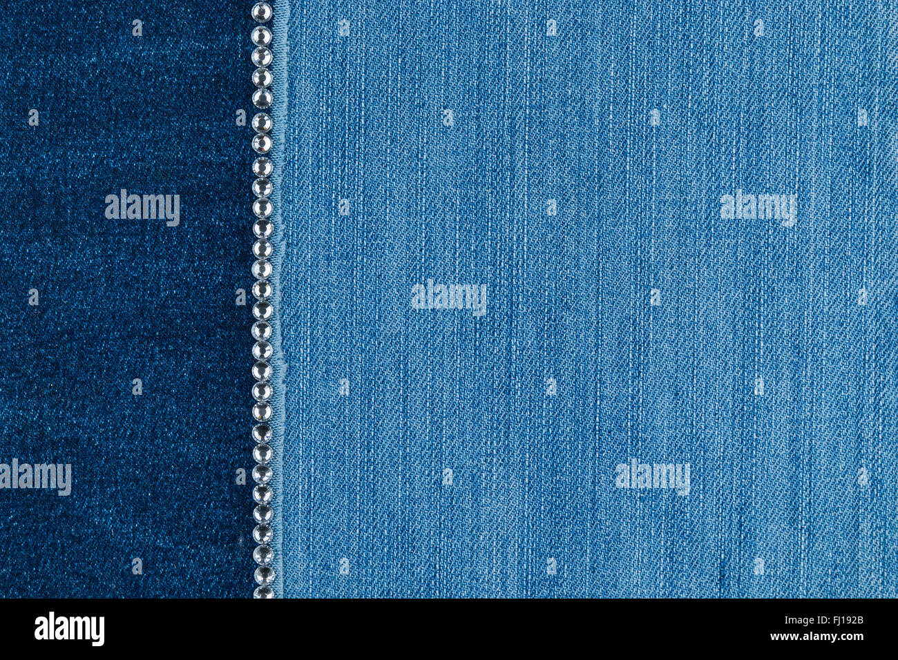 Il chiaro e lo scuro jeans con strass color argento per il vostro testo, menu Foto Stock