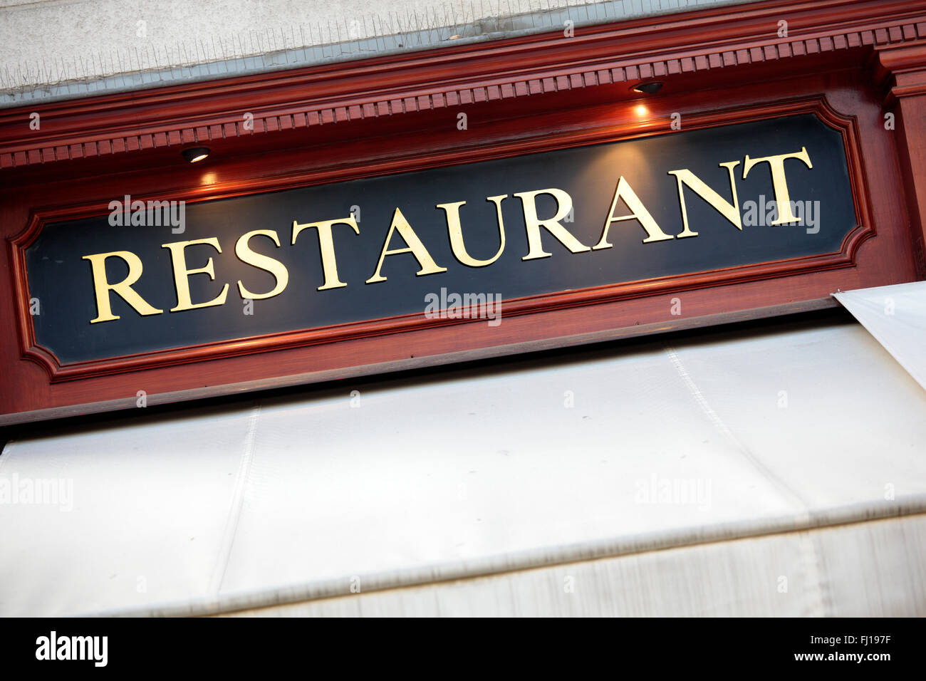 Paris ristorante francese segno illuminata in prima serata Foto Stock
