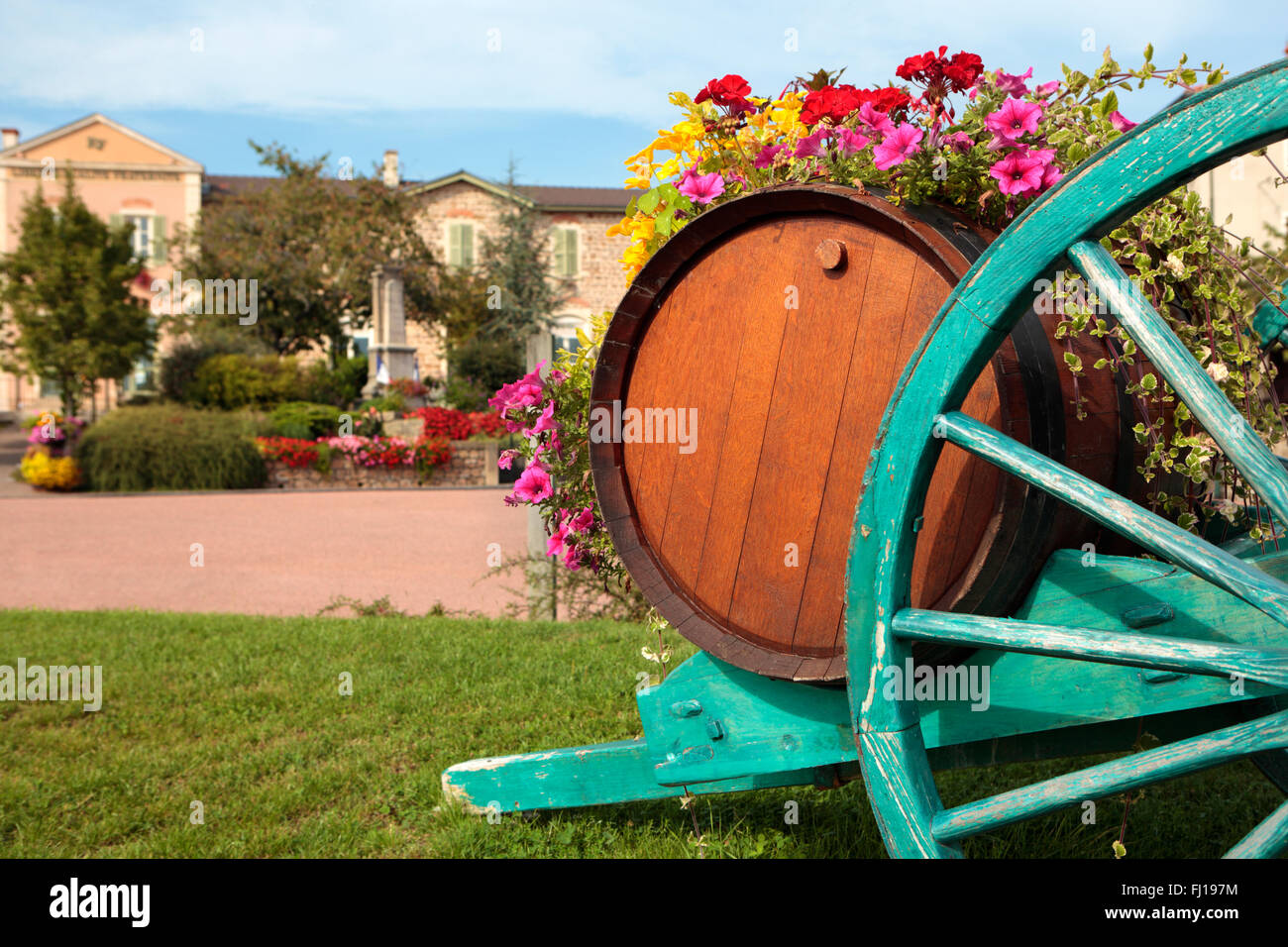 Il vino francese village vigna botti da vino e carrello. Foto Stock