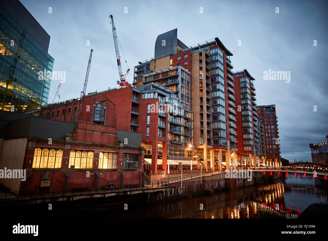 Spinningfields Apartments Manchester Leftbank sviluppo crepuscolo alba mattina scura sera notte fiume Irwel bridge GB UK G Foto Stock