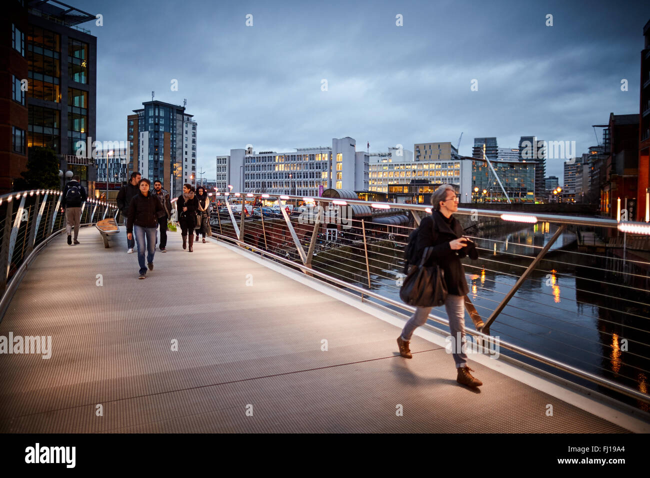 Spinningfields Apartments Manchester Leftbank sviluppo ponte pedonale link crepuscolo alba mattina scura sera notte Irw fiume Foto Stock