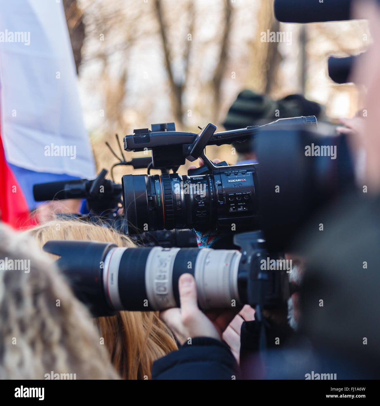 Mosca, Russia. Il 27 febbraio, 2016. Processione di opposizione in memoria del politico Boris Nemtsov ucciso un anno fa. I giornalisti e i fotografi lavorano a un evento pubblico. Credito: Sergey Podkolzin/Alamy Live News Foto Stock