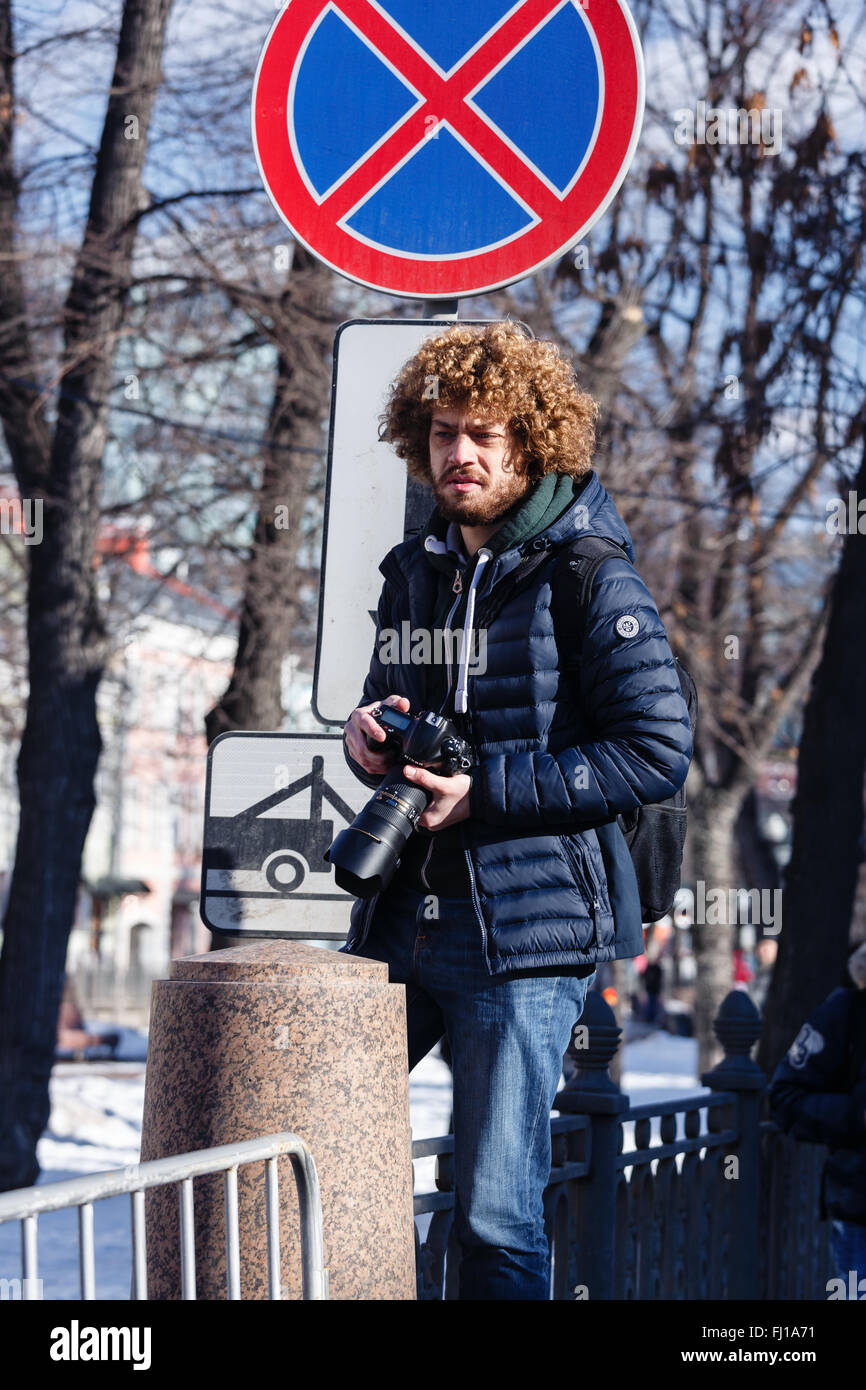 Mosca, Russia. Il 27 febbraio, 2016. Processione di opposizione in memoria del politico Boris Nemtsov ucciso un anno fa. I giornalisti e i fotografi lavorano a un evento pubblico. Credito: Sergey Podkolzin/Alamy Live News Foto Stock