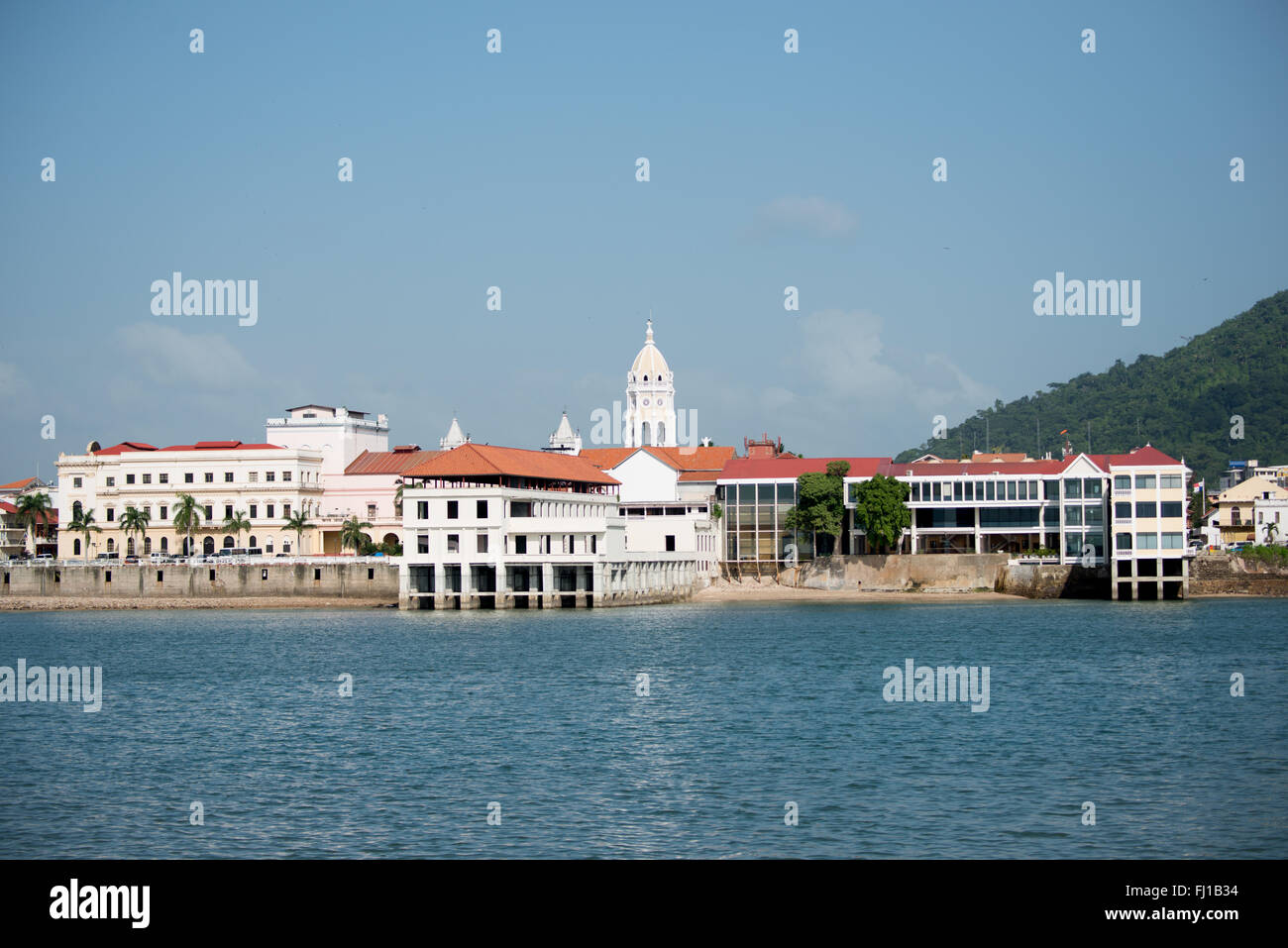 CITTÀ DI PANAMA, Panama: Edifici storici di casco Viejo sul lungomare di Panama City, Panama, sulla baia di Panama, visti dalla circonvallazione costiera (Cinta Costera III). Foto Stock