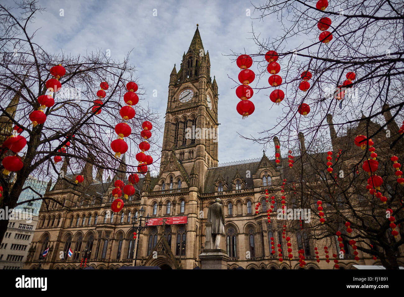 Manchester Town Hall landmark edificio gotico in piazza Albert rosso lanterne di carta copyspace GB UK Gran Bretagna British Onu Foto Stock