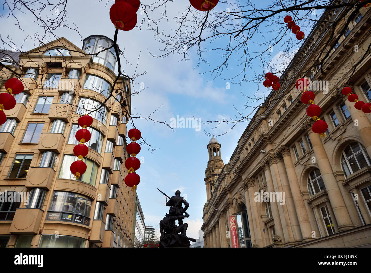Manchester St rna Piazza saint cinese lanterna di carta rossa sabbia pensili edifici di pietra copyspace GB UK Gran Bretagna Briti Foto Stock