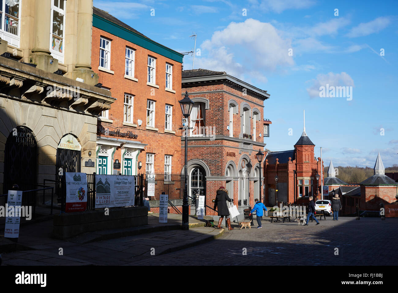 Stockport sala mercato Mercato fornitore bazaar trader di commercianti indipendenti gli acquirenti dei negozi di vendita del venditore appeso bancarelle displa cabina Foto Stock